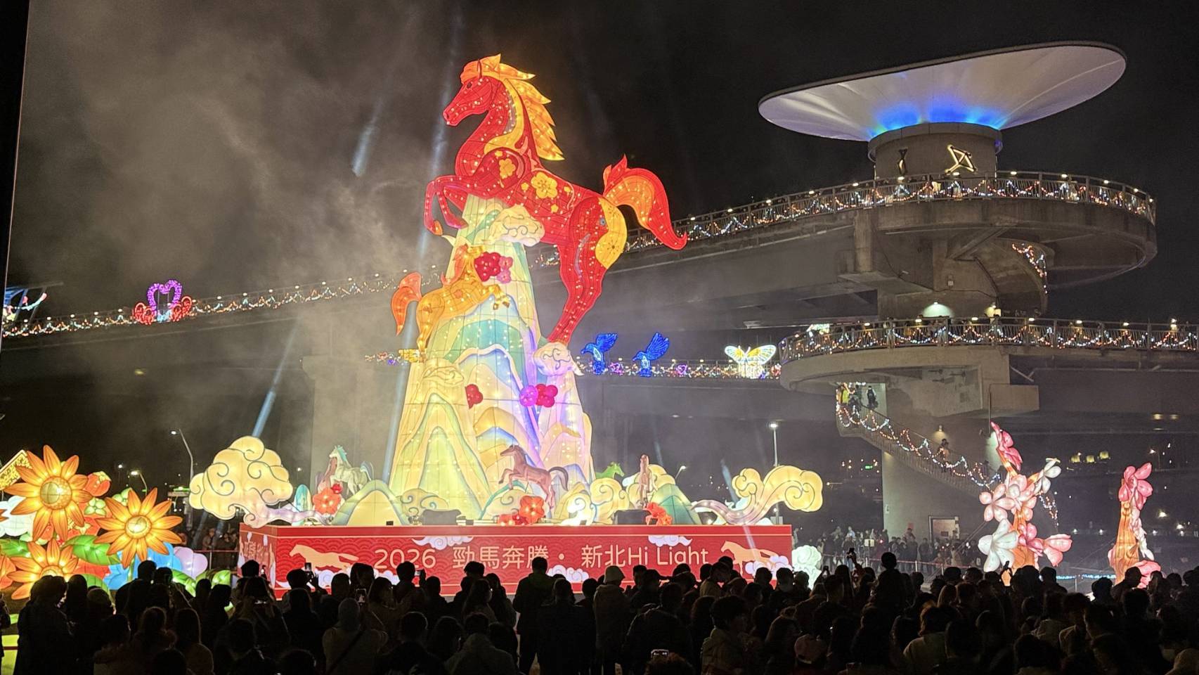 主燈勁馬奔騰亮燈瞬間，全場掌聲雷動，為年度燈會揭開序章。