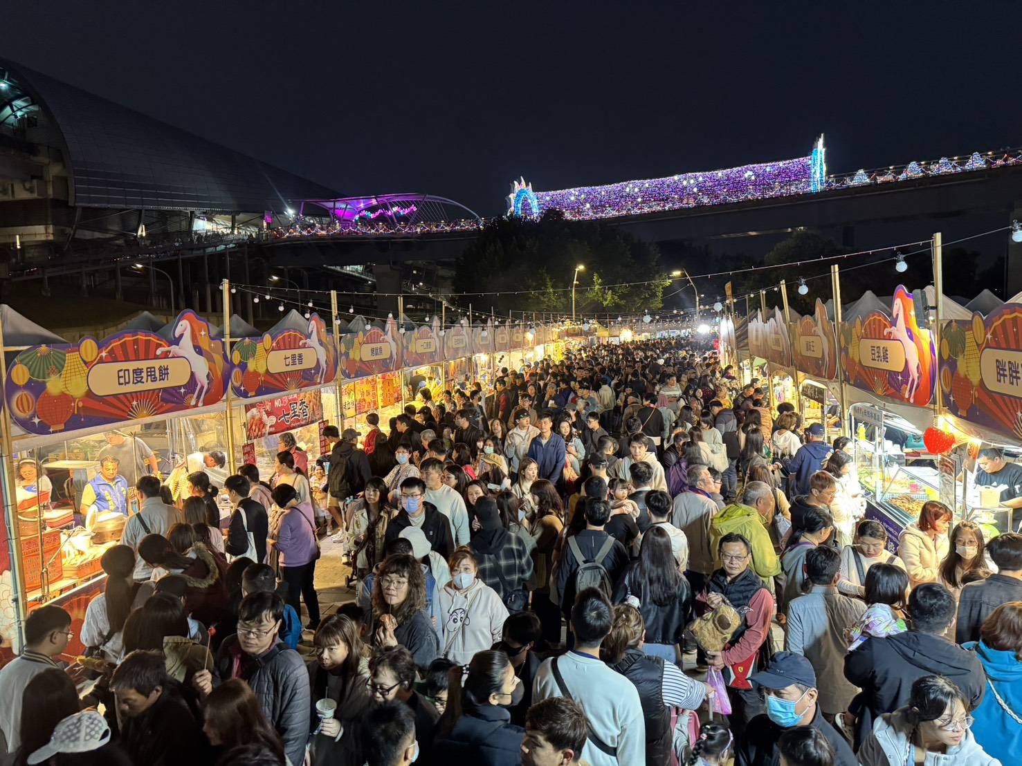 異國小吃與台灣傳統美食並陳，近170攤位串聯出熱鬧市集氛圍。