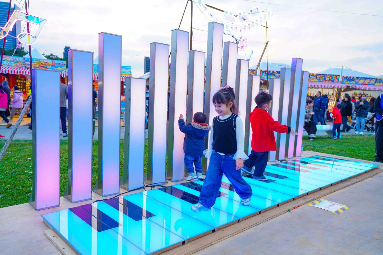 馬力全開燈區的互動燈組結合科技與創意，增添趣味與驚喜。