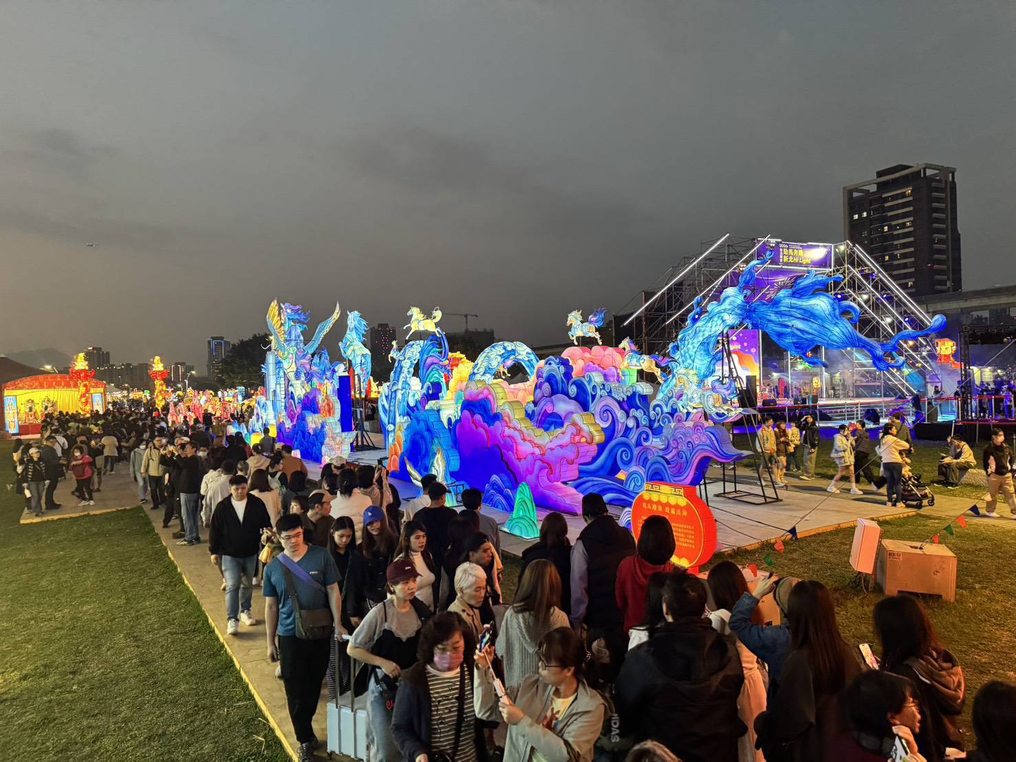 萬馬奔騰燈區流光溢彩，吸引大批人潮駐足觀賞。