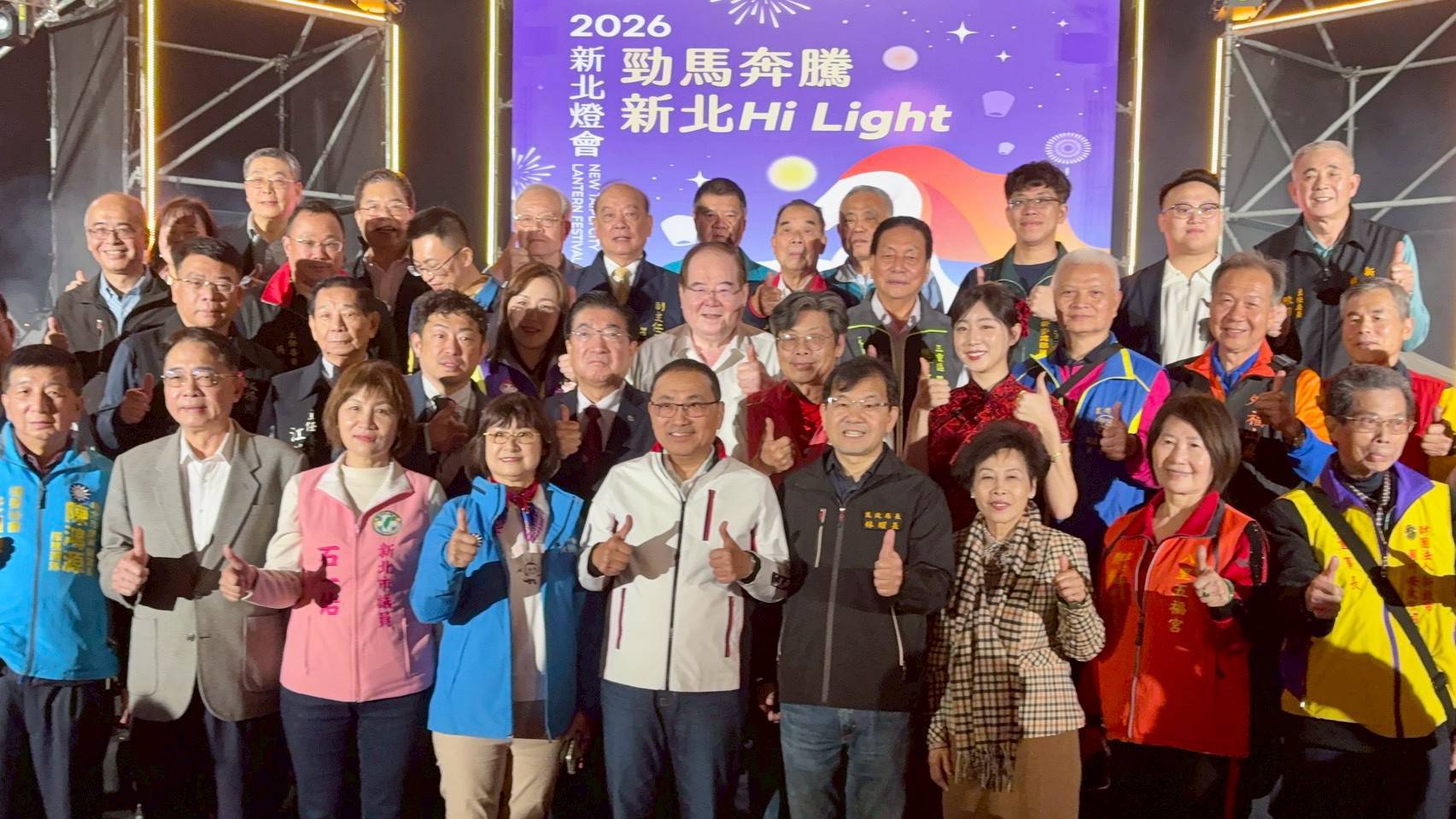 市長與出席貴賓們共同合照。