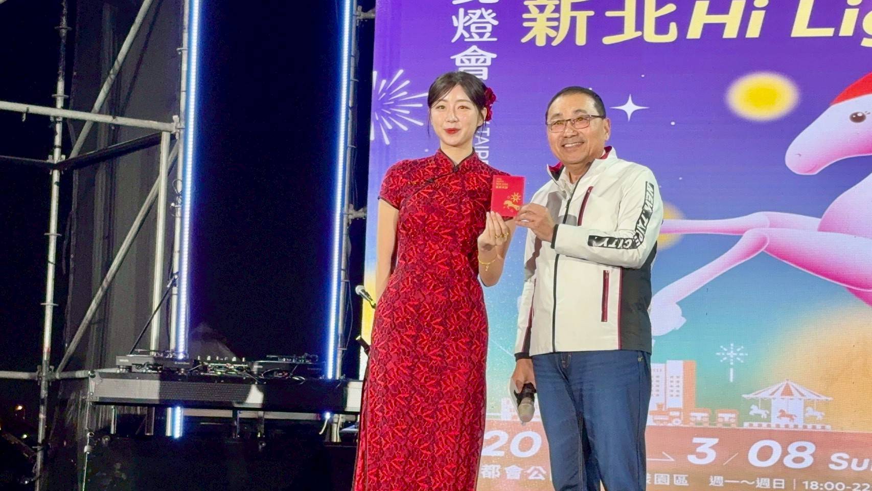 市長與南韓國民女神安芝儇於台上交流互動，共同為燈會揭開序幕。