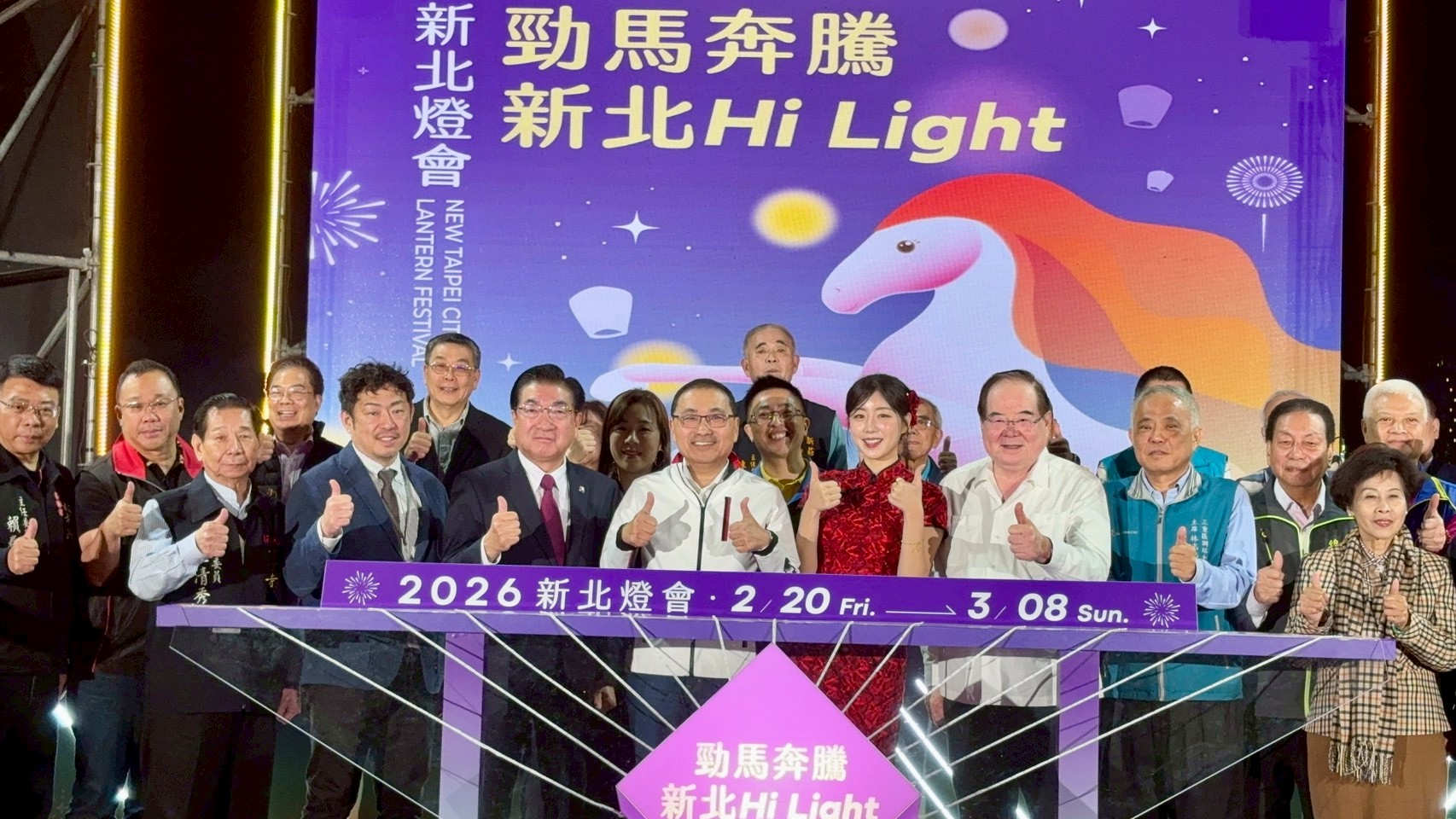 市長、安芝儇及貴賓們共同點燈。