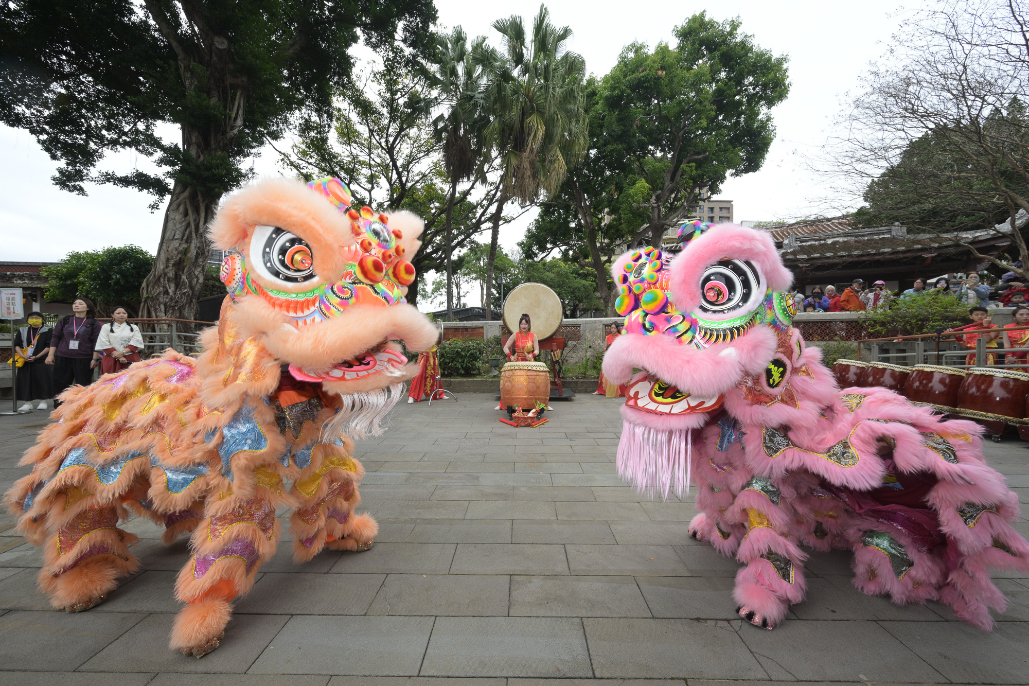 林本源園邸初二特別邀請「宋坤傳藝」傳統藝術團，為園區接財神、祈好運