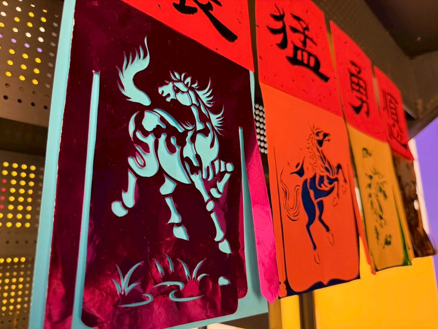 2月19日初三下午由「新興糊紙文化」藝師帶領民眾製作飛聯福符，迎接新春喜氣。