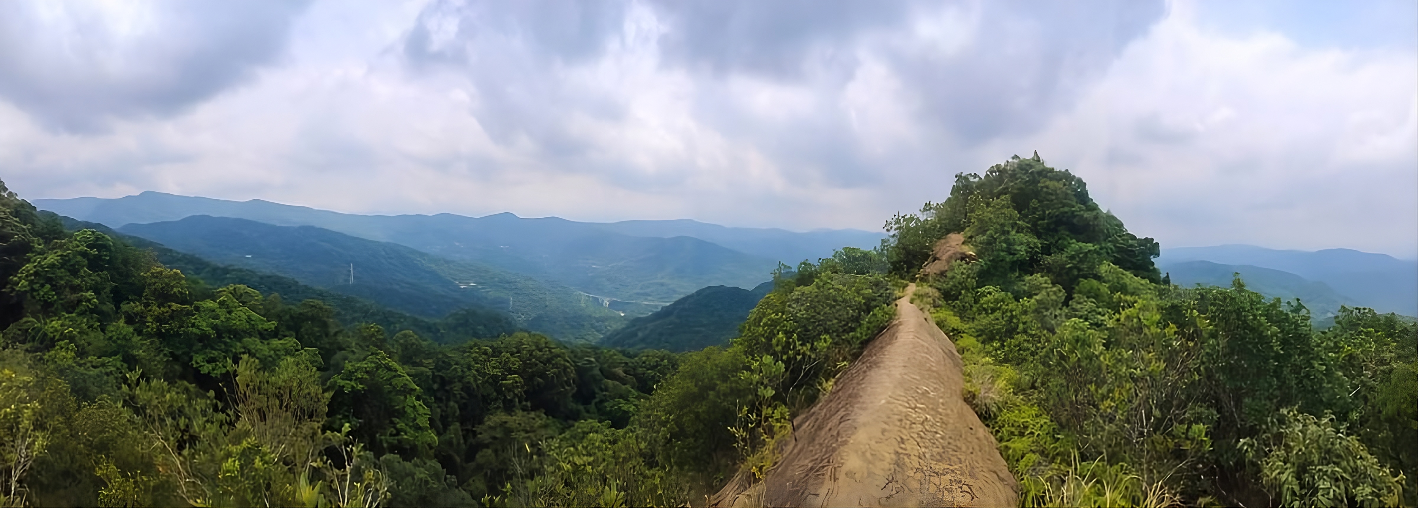 石碇皇帝殿稜線步道展現極致視野與岩稜地形