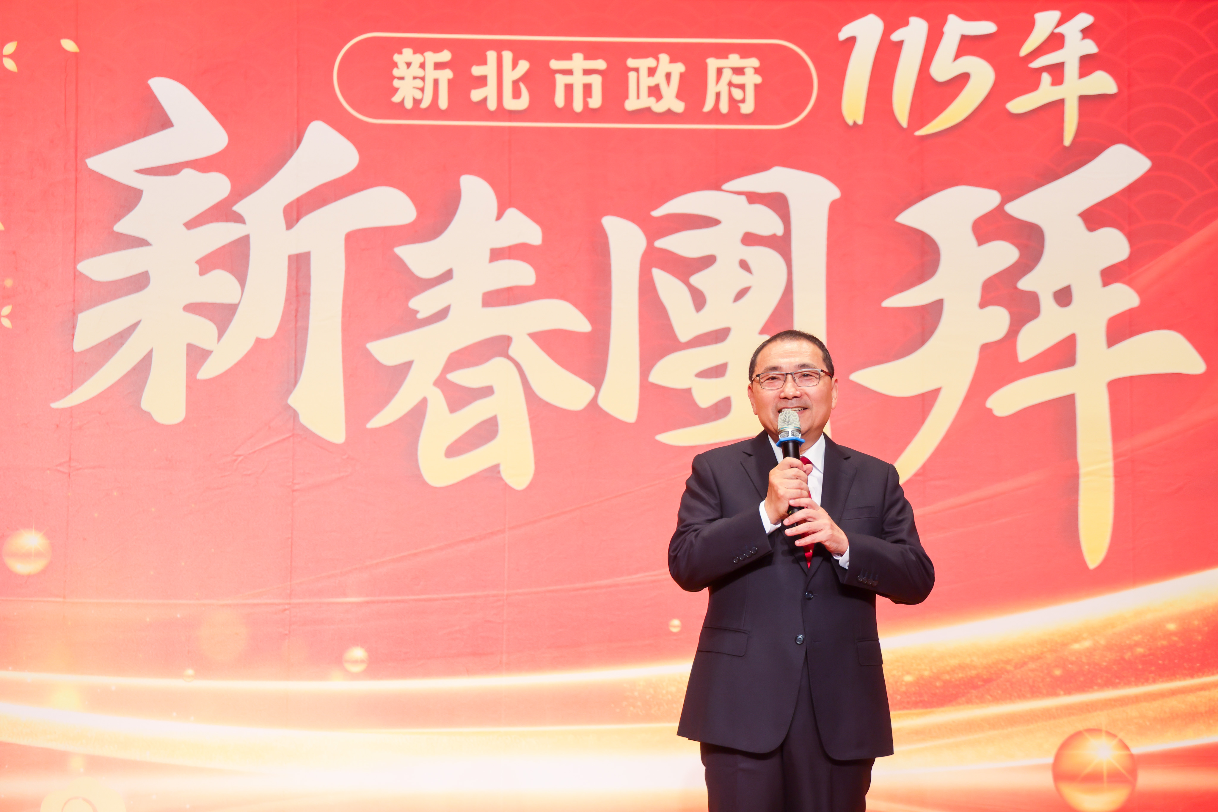 今日是新春開工第一天，新北市長侯友宜率市府團隊舉行聯合團拜，祈願新的一年平安順利。