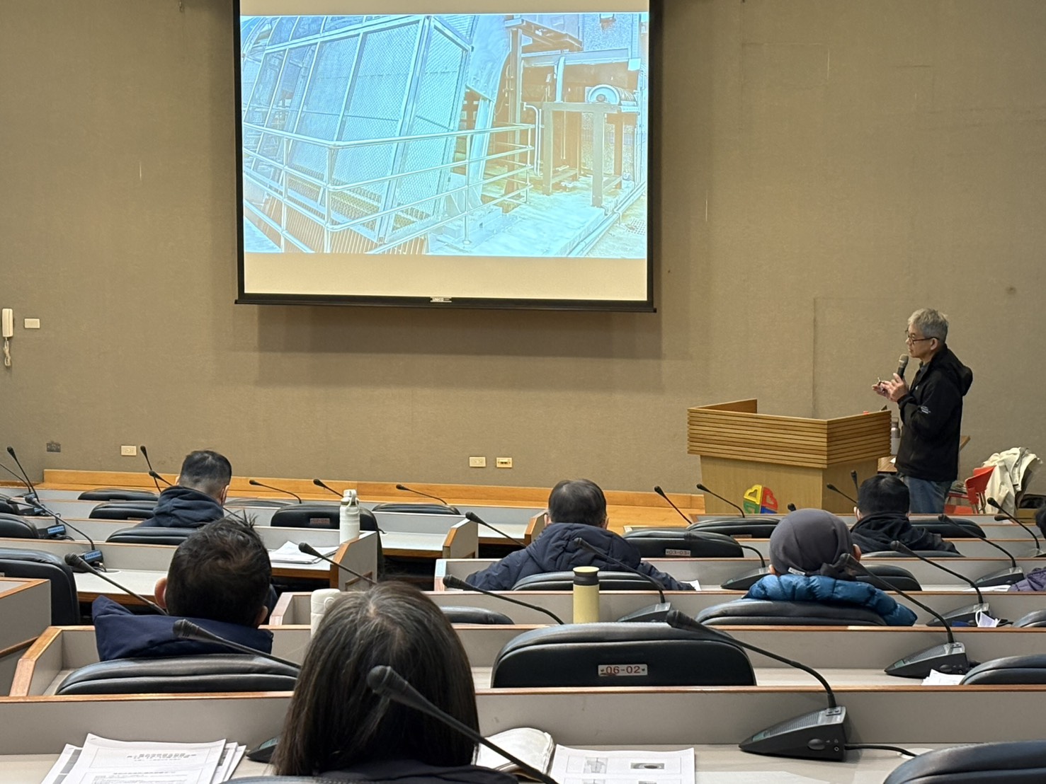 水利局詹博文正工程司講解抽水站撈污設備設計與維護重點