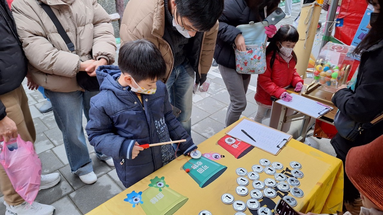攤位現場除了回收換好禮外，更有闖關小遊戲，只要完成指令，即可獲得精美好禮，歡迎民眾共同祈福響應環保