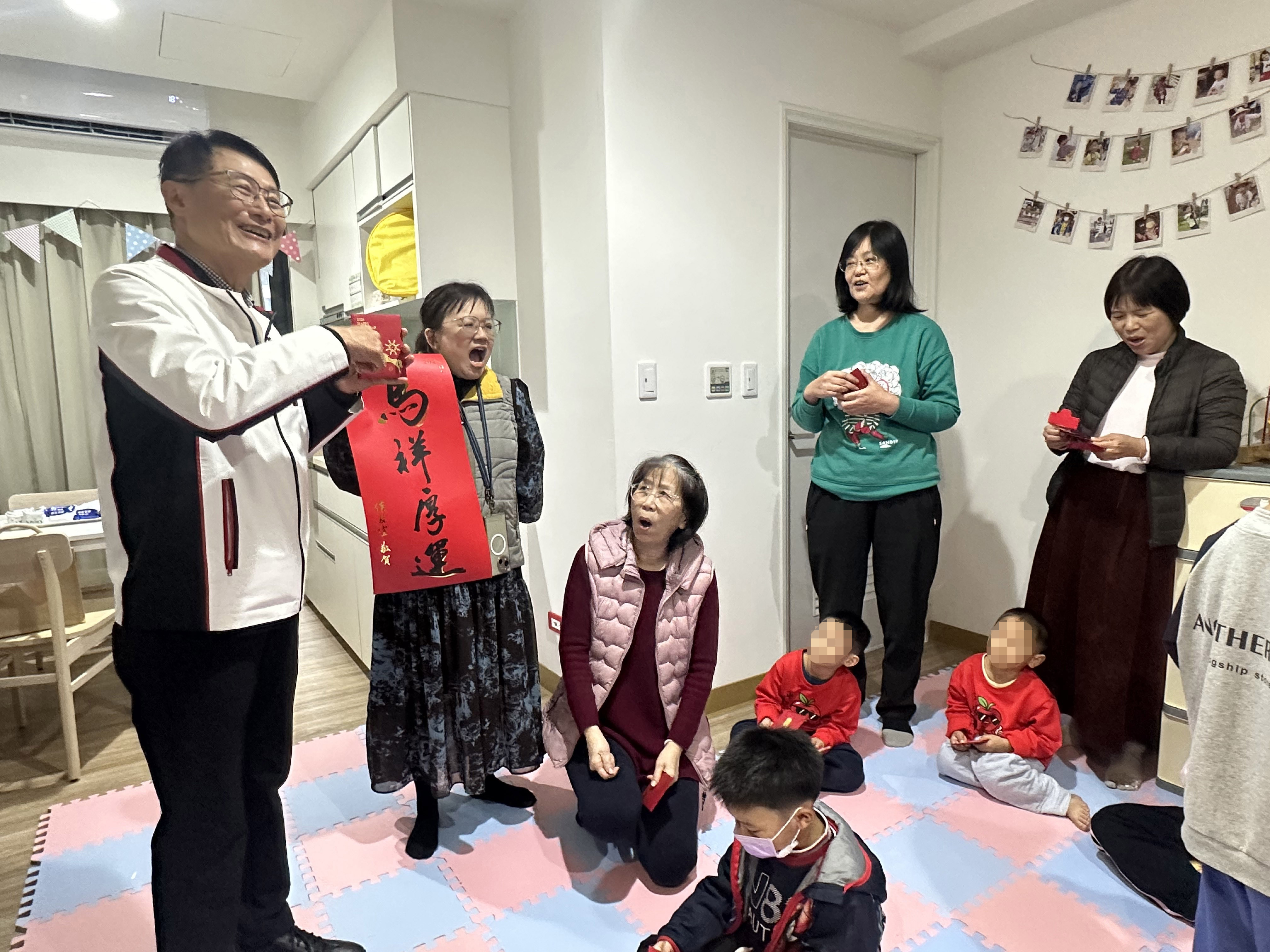  新北市副市長陳純敬在除夕前訪視慰問關懷類家庭 也帶來侯友宜市長的春聯和紅包