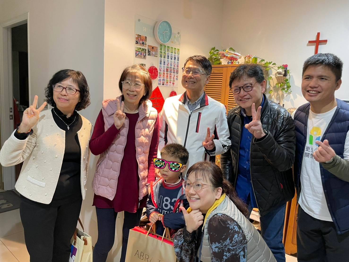  陳純敬副市長（中）訪視類家庭 左1為社會局副局長許秀能，左2為廖媽媽，右2為中華民國更生少年關懷協會秘書長江元凱，右1為主任謝宗燁。