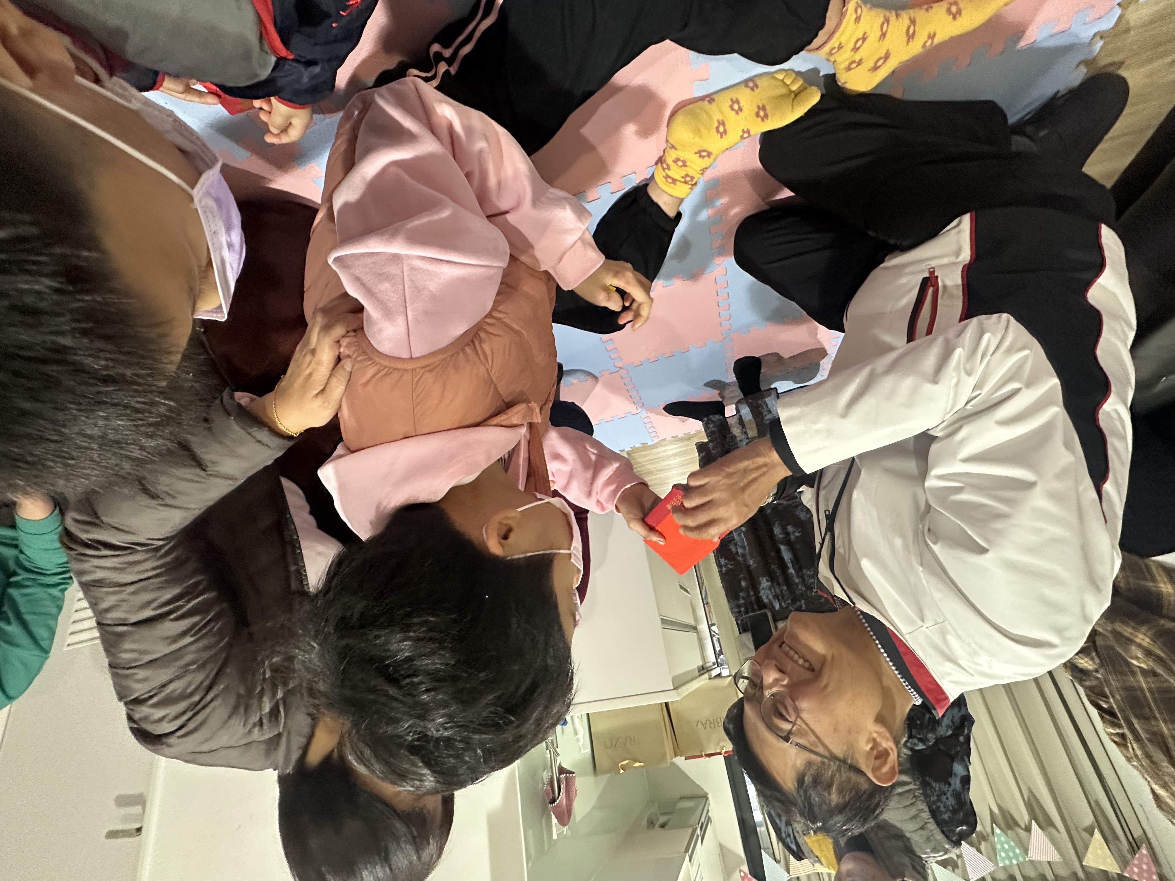  新北市副市長陳純敬代表侯友宜市長在除夕前探視新店央北社宅類家庭 並致贈小朋友紅包