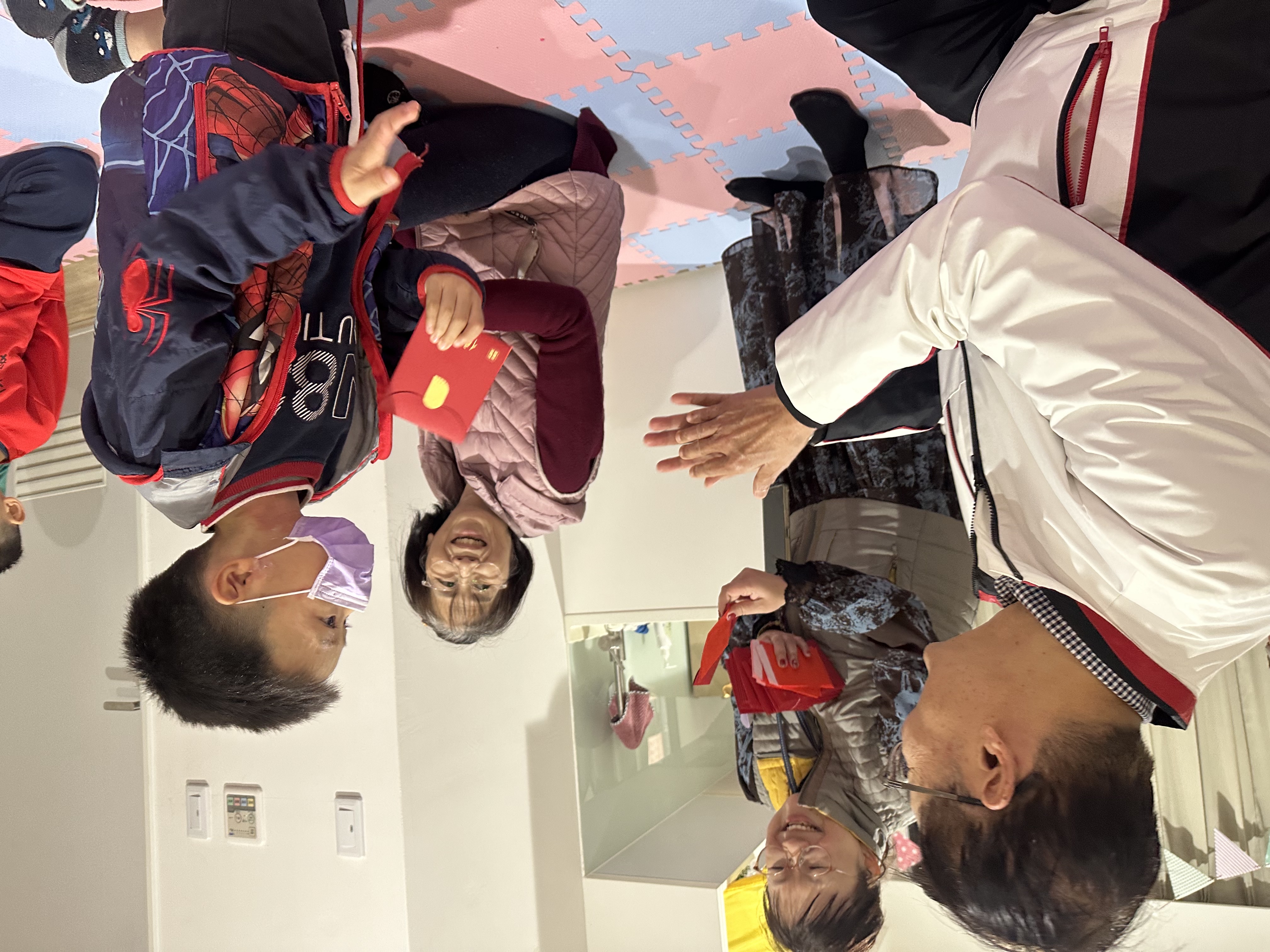  機伶的小馬（右）接過紅包後說：「耶，馬上有錢花！」令大家笑翻天。