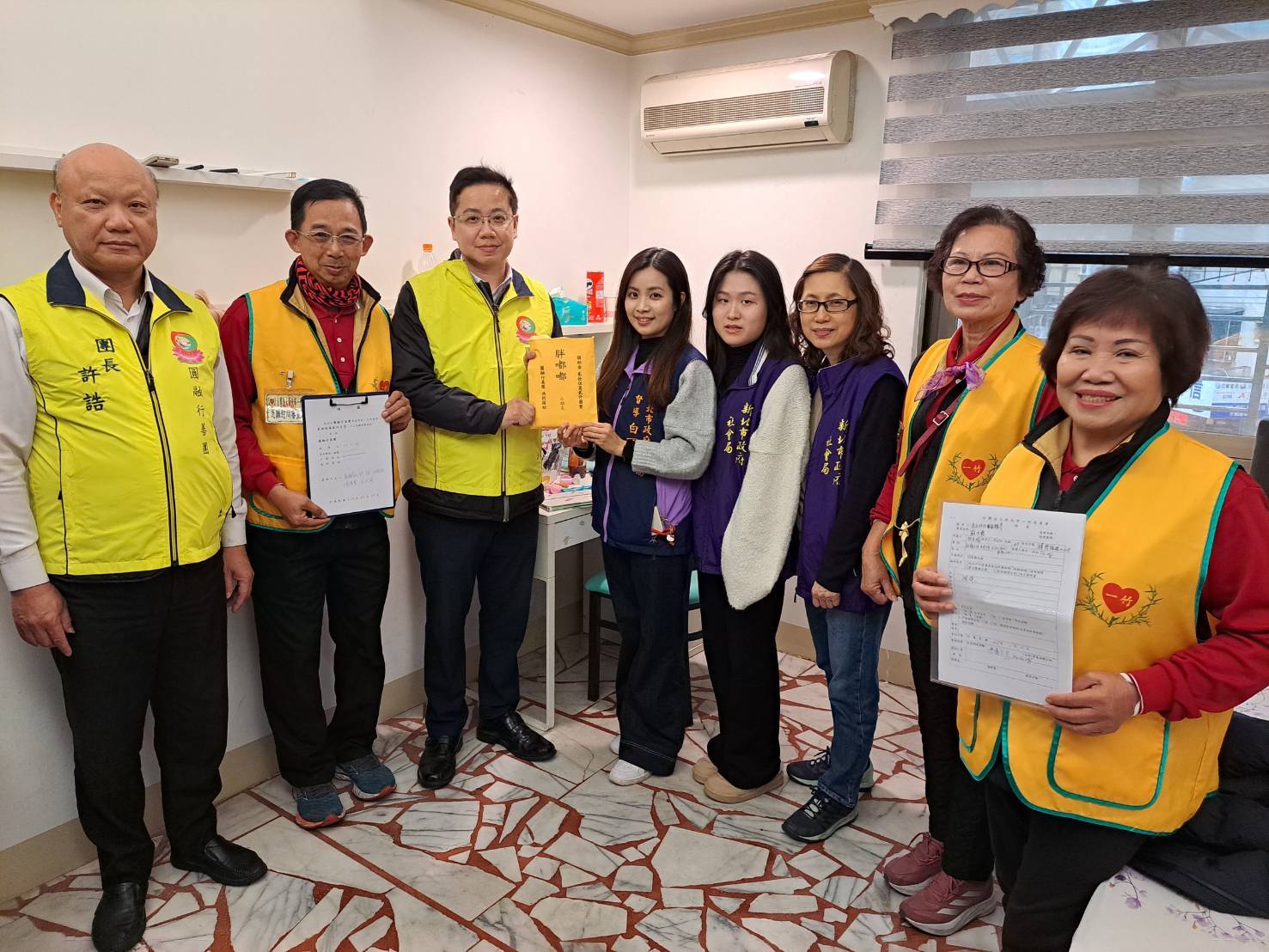  圓融行善團長許誥（左1）和一竹慈善會理事長陳輝韓（左1）等人將25萬2千元善款交由泰五林社福中心主任白可欣（左4）轉交給案家