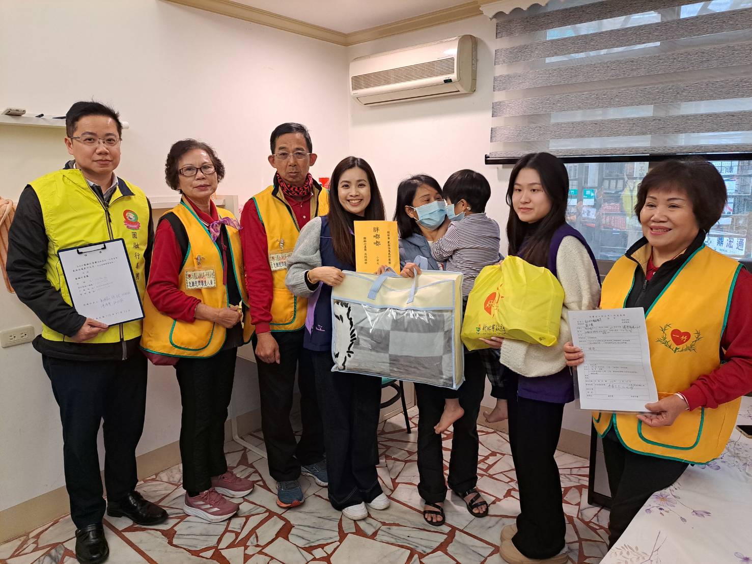  泰五林社福中心主任白可欣將善款及實物銀行民生物資交由越籍阿嬤