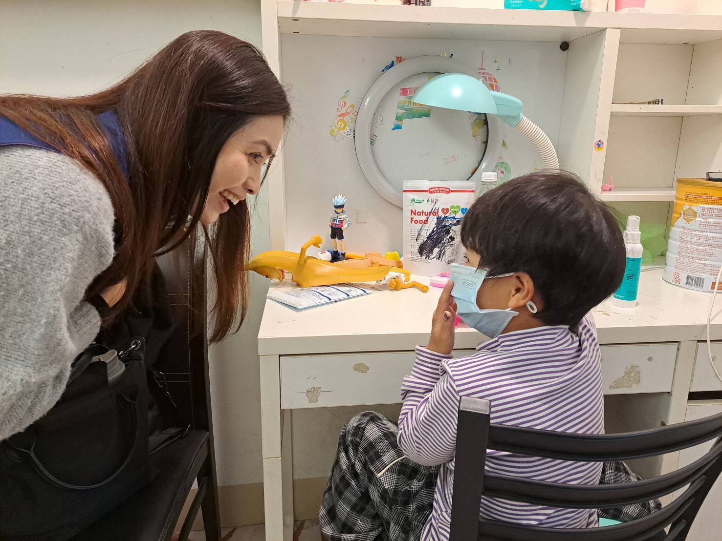  泰五林社福中心主任白可欣關心女童的牙齒