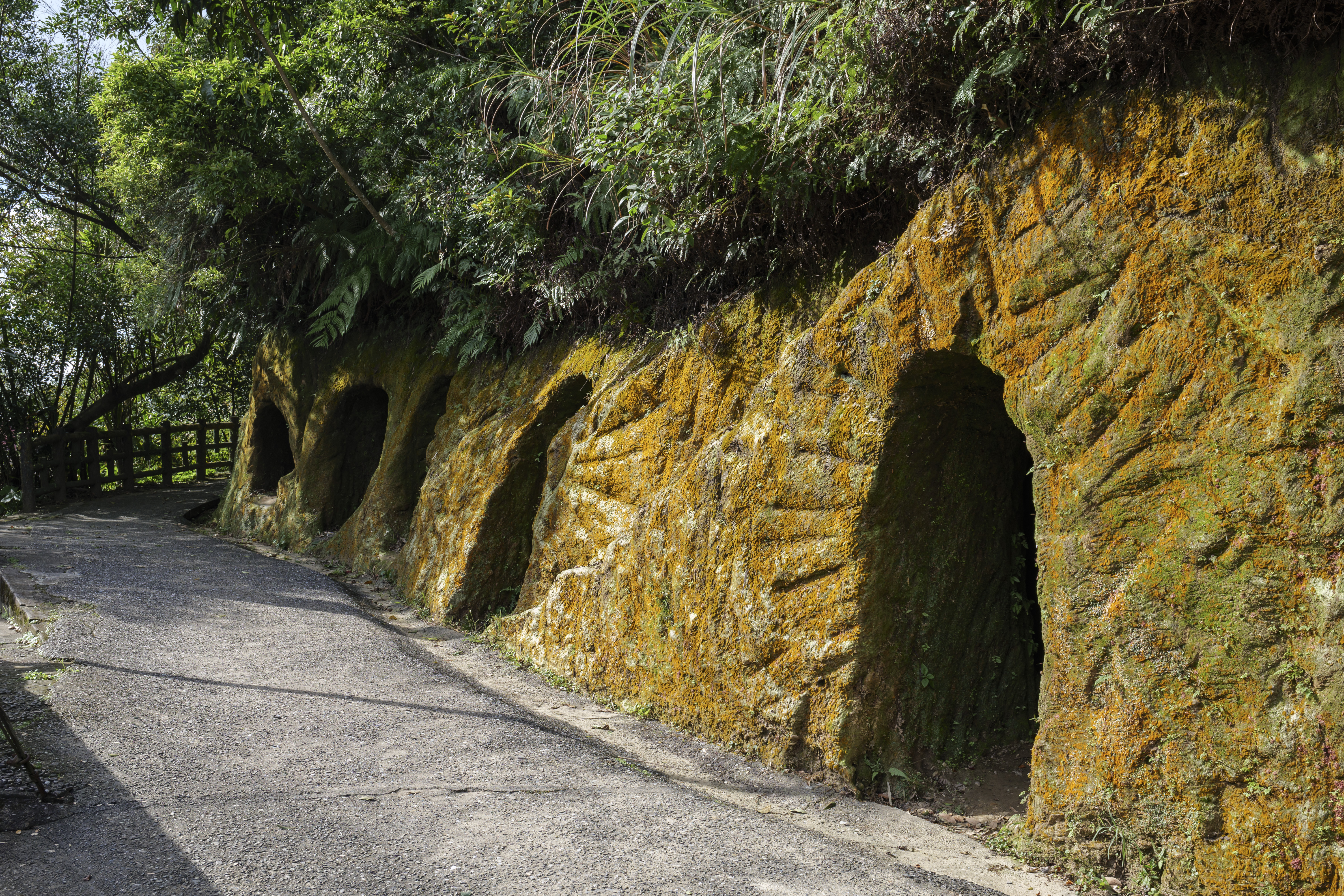 平溪站周邊散布多條健行步道與歷史景點，像是觀音巖、日治防空洞及警報鐘等，是體驗在地生活文化的最佳據點。