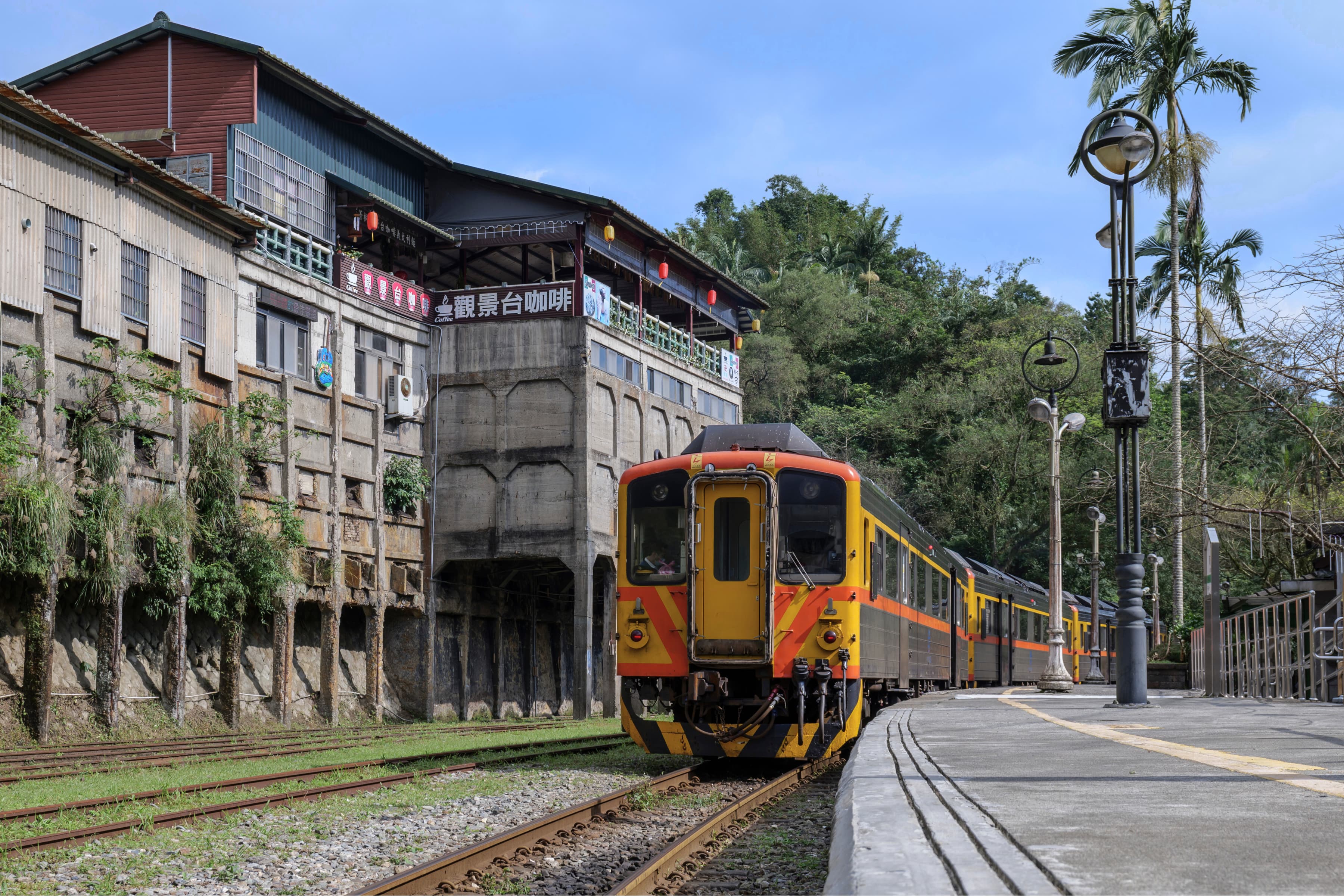 菁桐站充滿濃厚懷舊氛圍，可漫步其中為旅程畫下溫暖美好的句點。(圖為菁桐車站資料照)