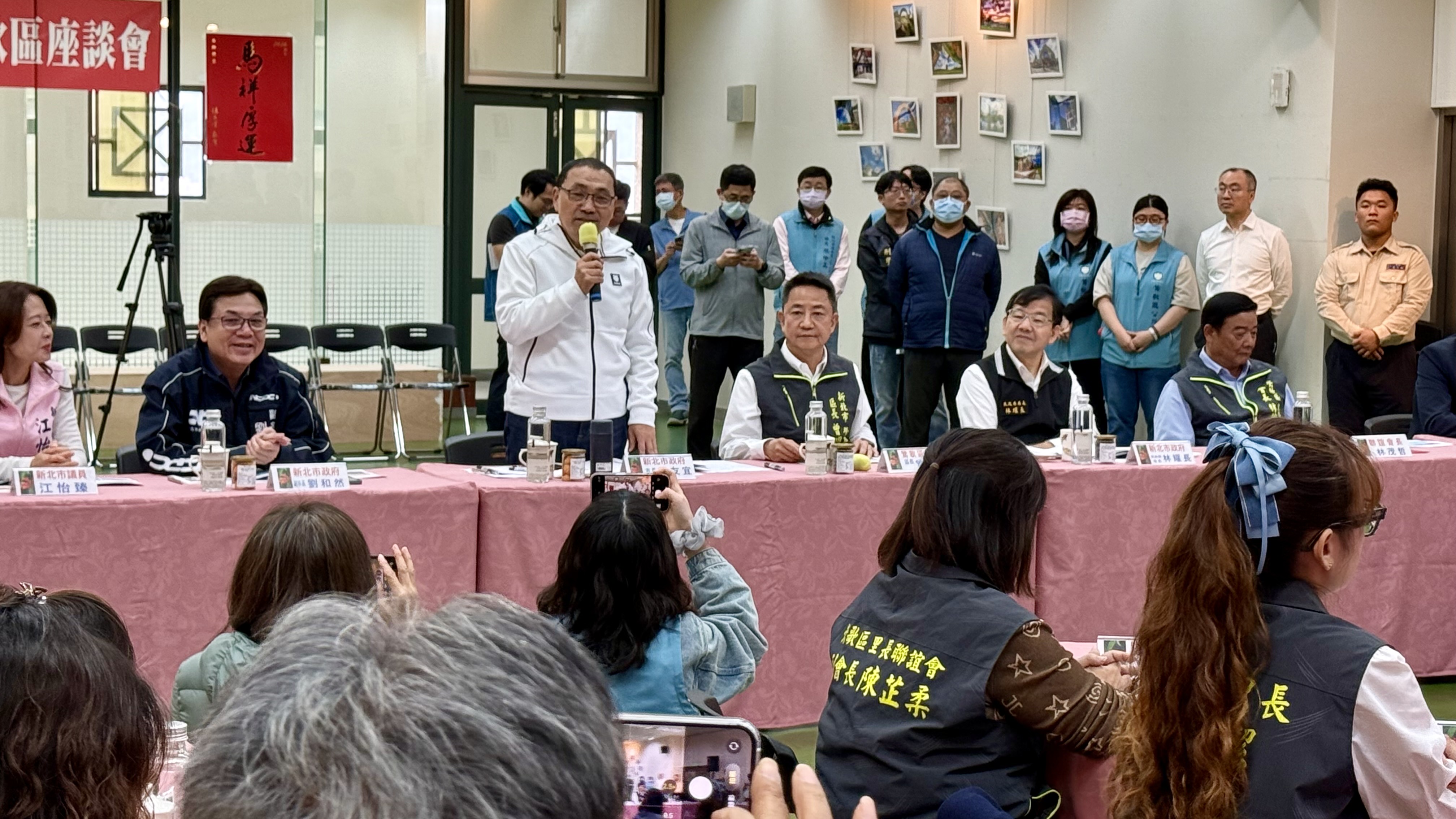 市長侯友宜今(24）日率市府局處團隊至鶯歌區與在地里長行動治理座談，聽取地方意見。