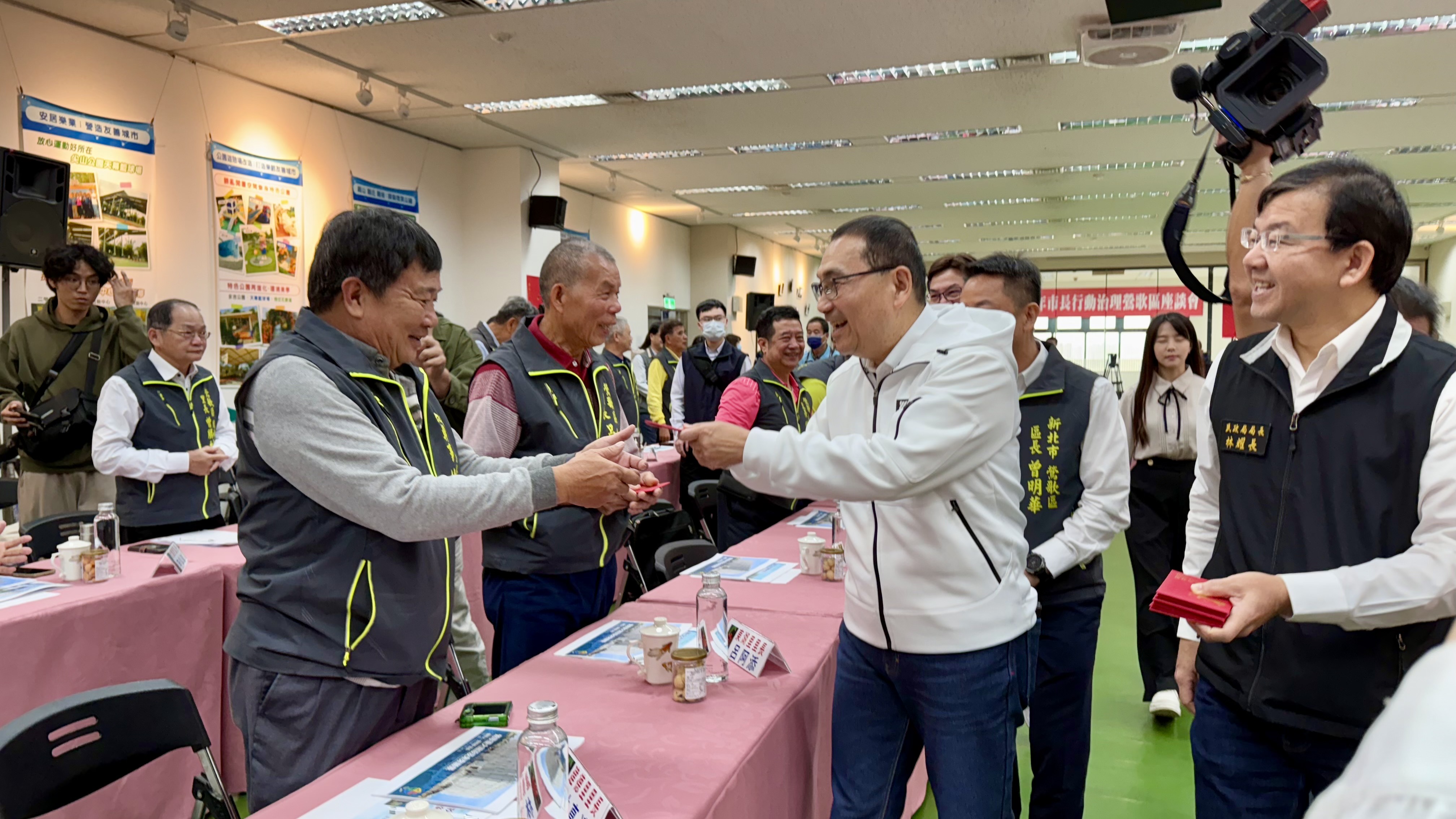 市長侯友宜率市府局處團隊至鶯歌區與在地里長行動治理座談，聽取地方意見。