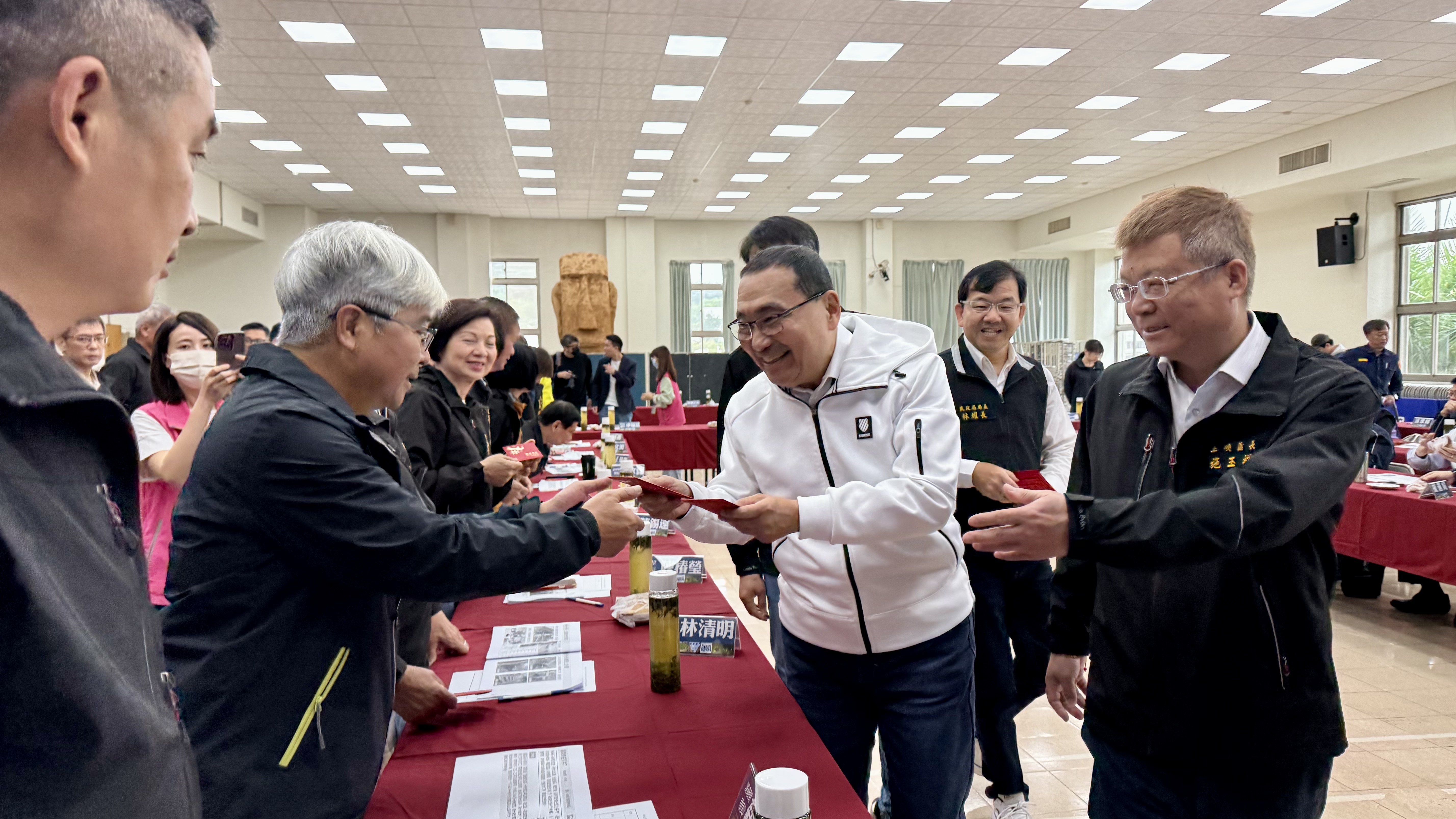 市長侯友宜今(24）日率市府局處團隊至三峽區與在地里長行動治理座談，聽取地方意見。