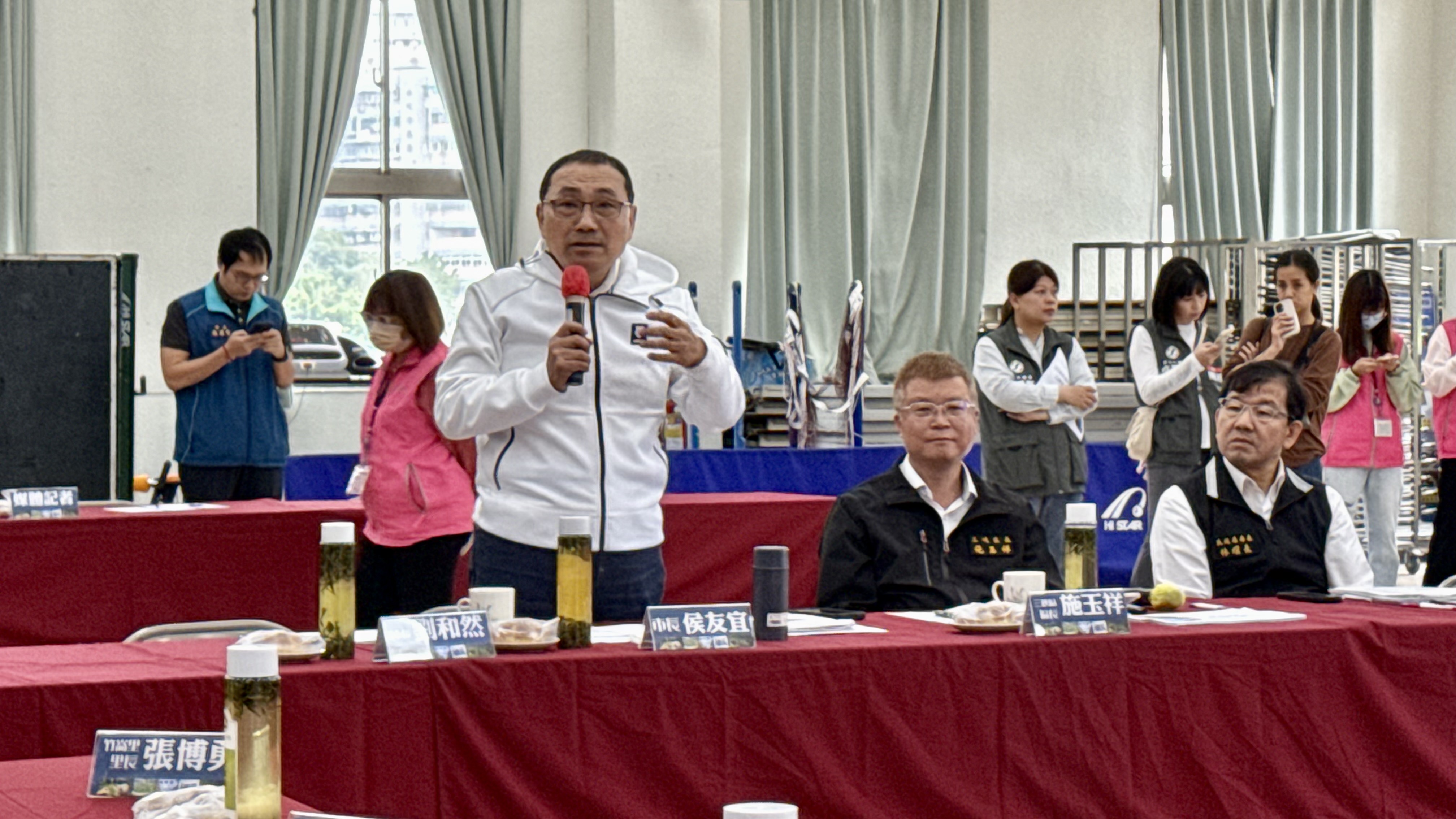 市長侯友宜率市府局處團隊至三峽區與在地里長行動治理座談，聽取地方意見。