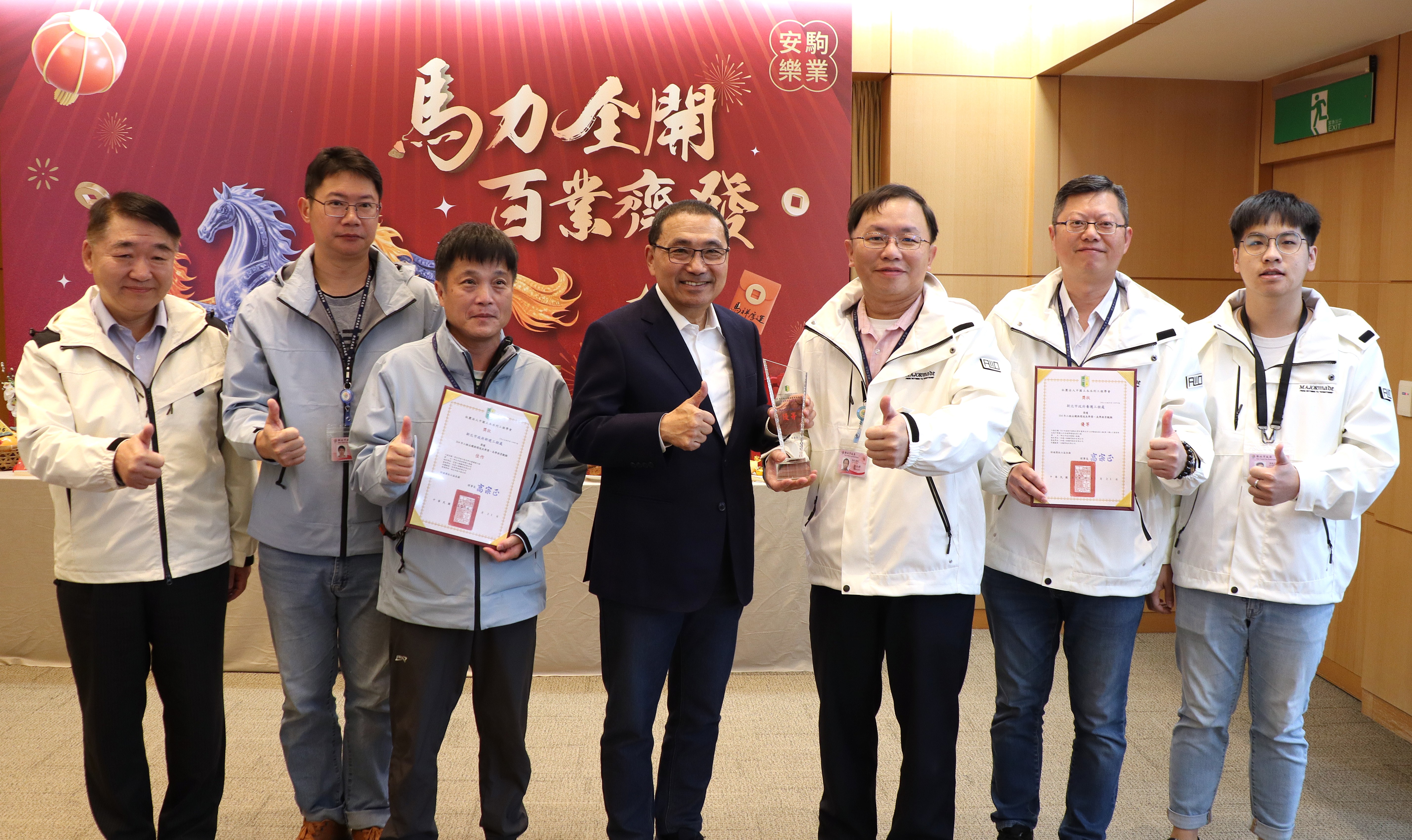 圖說： 養工處新北高中通學廊道改善工程、新工處林口吉祥公園闢建分別獲得114年工程永續與環境美學獎「美學與景觀類」優等及佳作殊榮，工務局長馮兆麟(左一)與同仁獻獎給侯友宜市長(中)。