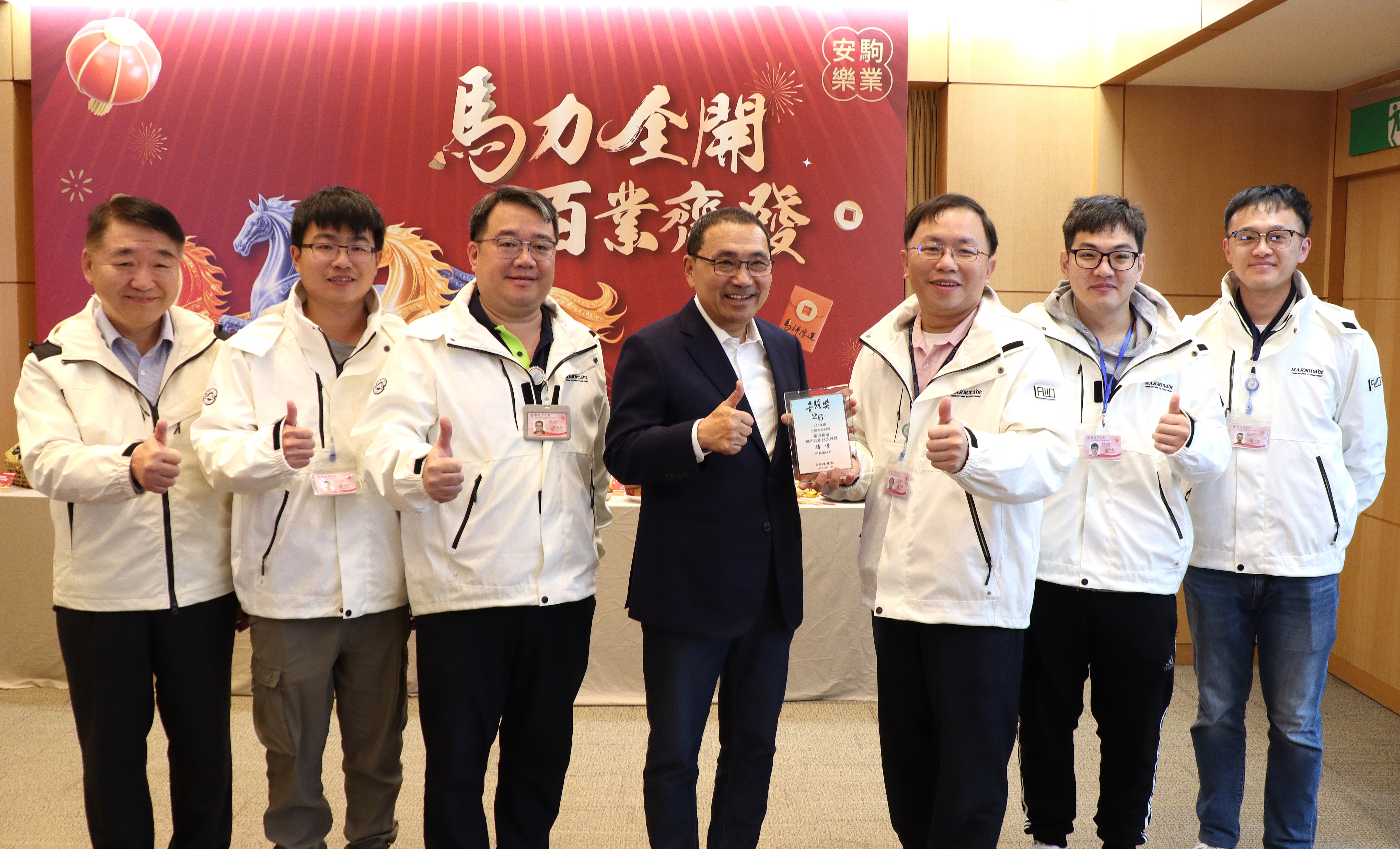 圖說： 新北市政府榮獲交通部公路局114年度金路獎「縣市政府路況維護」績優肯定，工務局長馮兆麟(左一)在市政會議中向市長侯友宜(中)獻獎，將卓越成果獻給市府。