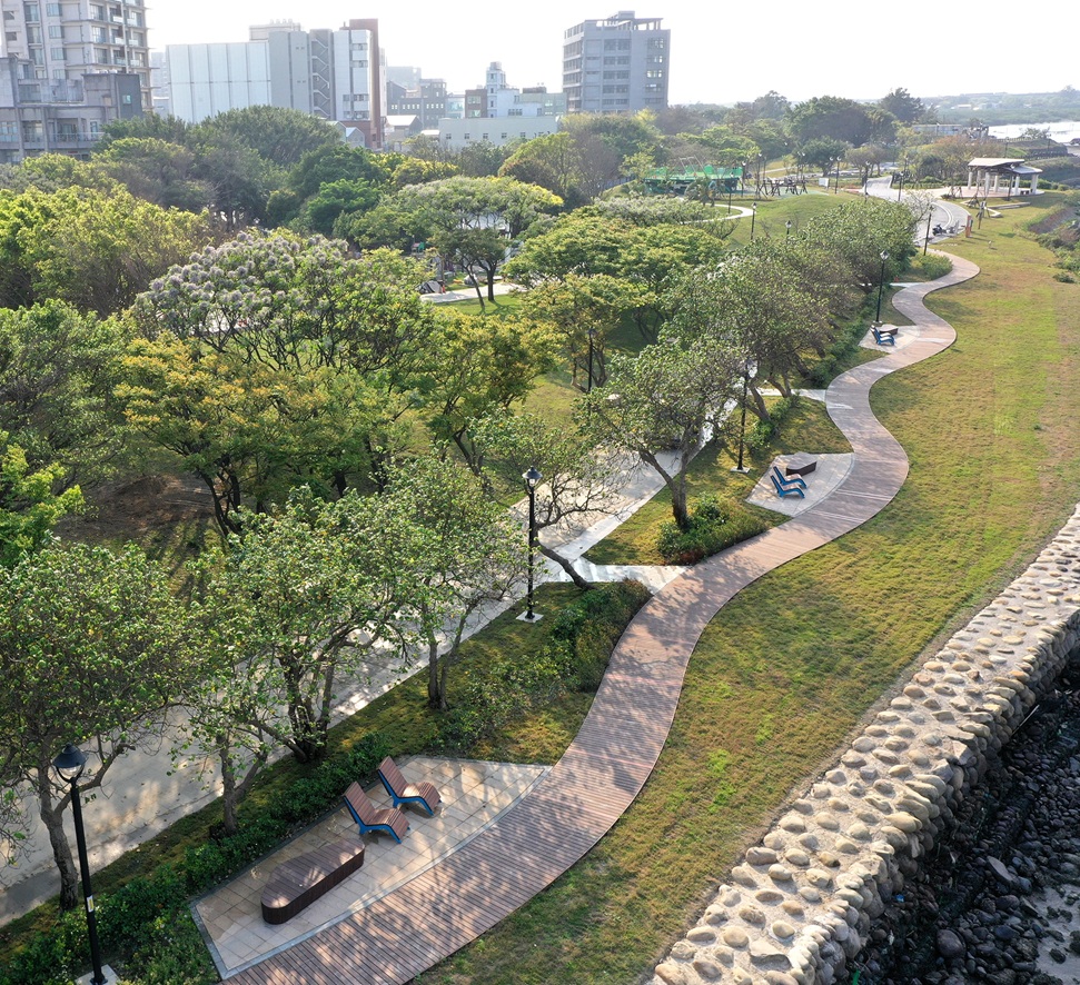  以「慢行八里」為核心理念，打造多功能親水場域，將在地景致與步道串聯