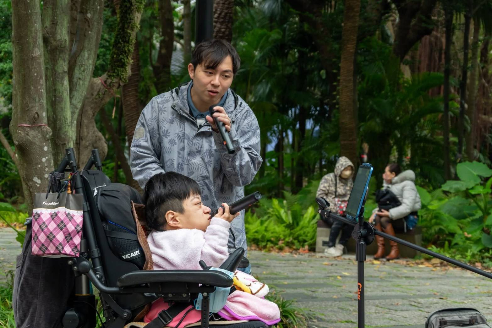  小雪和小新合唱王識賢、孫淑媚的招牌歌「雲中月圓」 深情款款