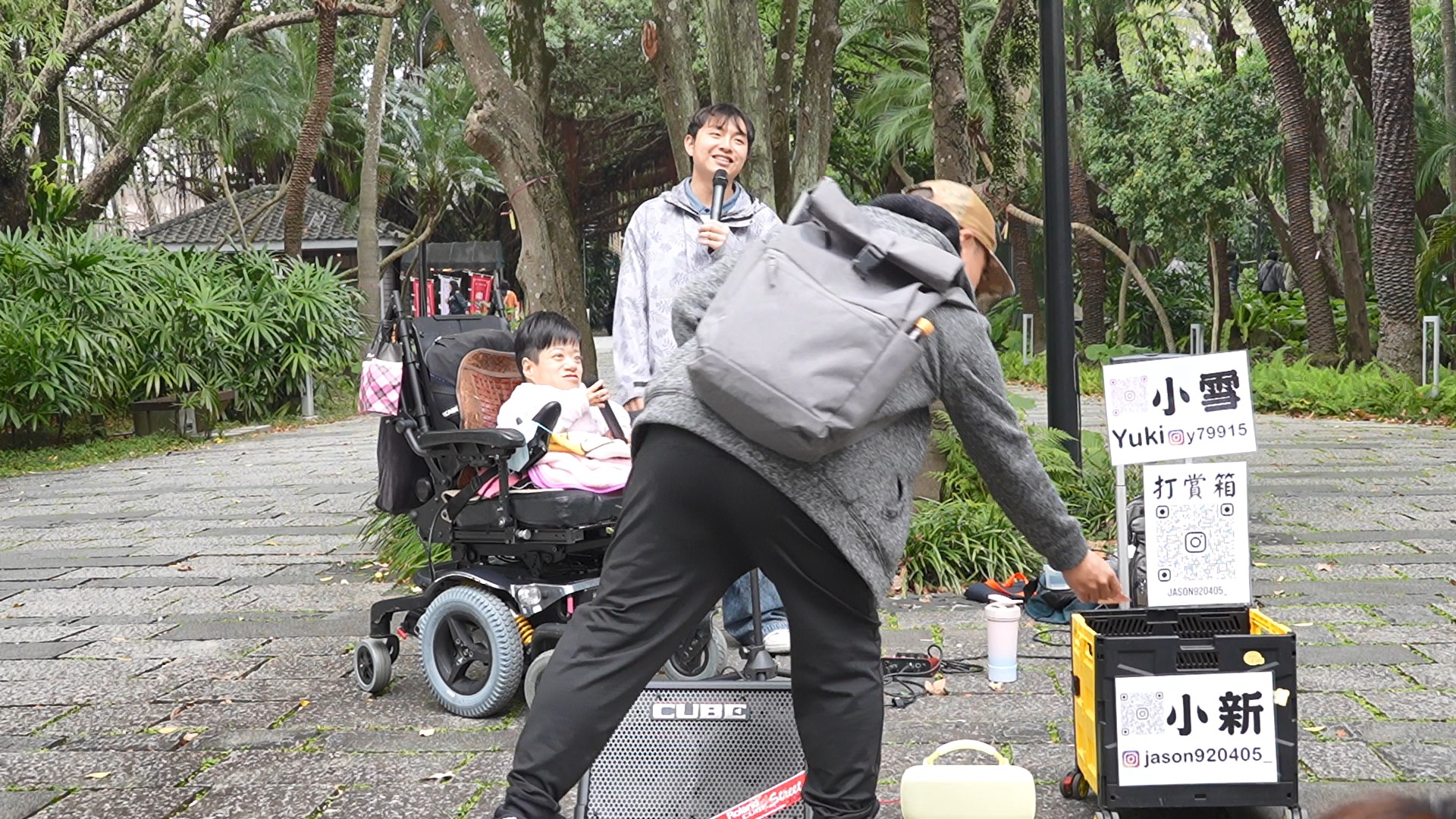  「玻璃娃娃」小雪和街頭藝人小新在台北松菸廣場開唱，遊客掏出腰包打賞。