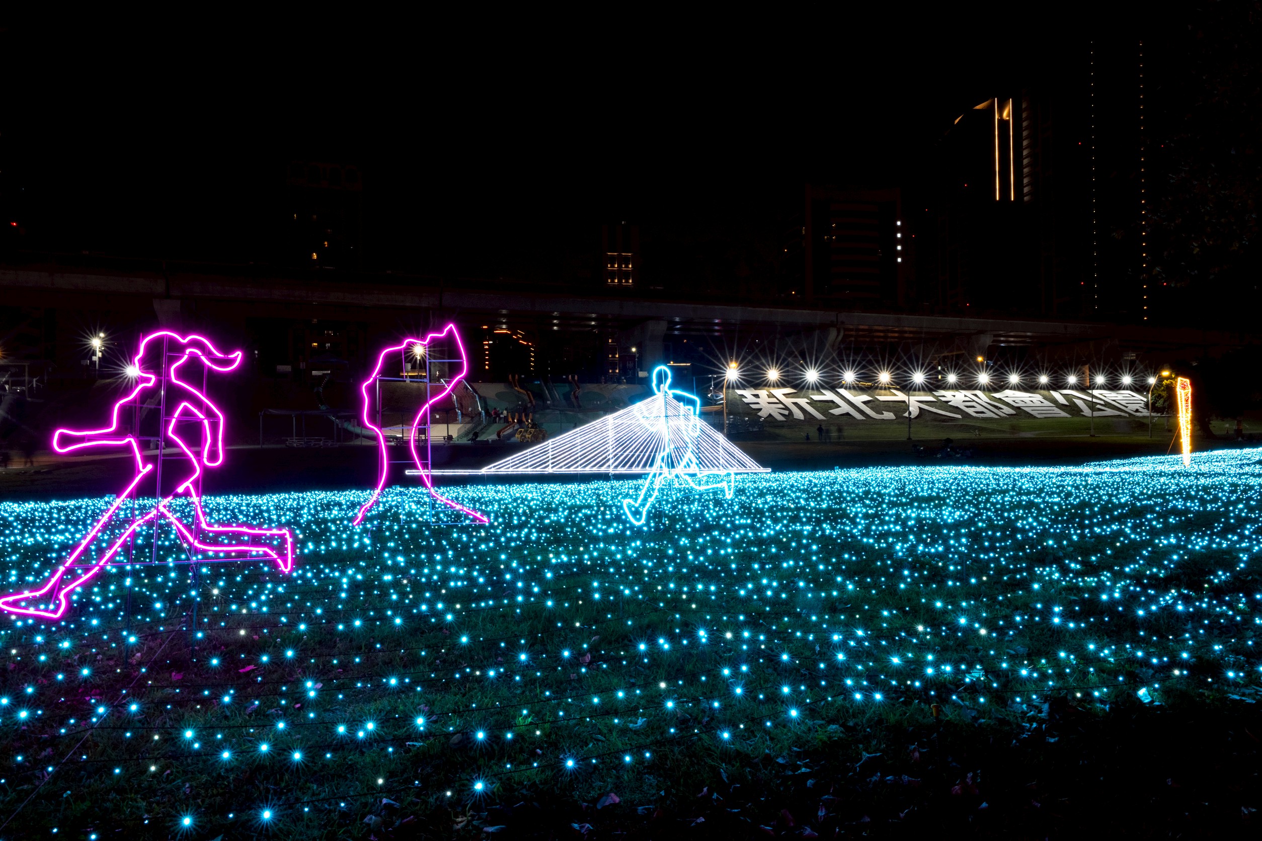 2026新北燈會活動時間：115年2月20日至3月8日；活動地點：新北大都會公園－幸福水漾園區（熊猴森樂園旁）。