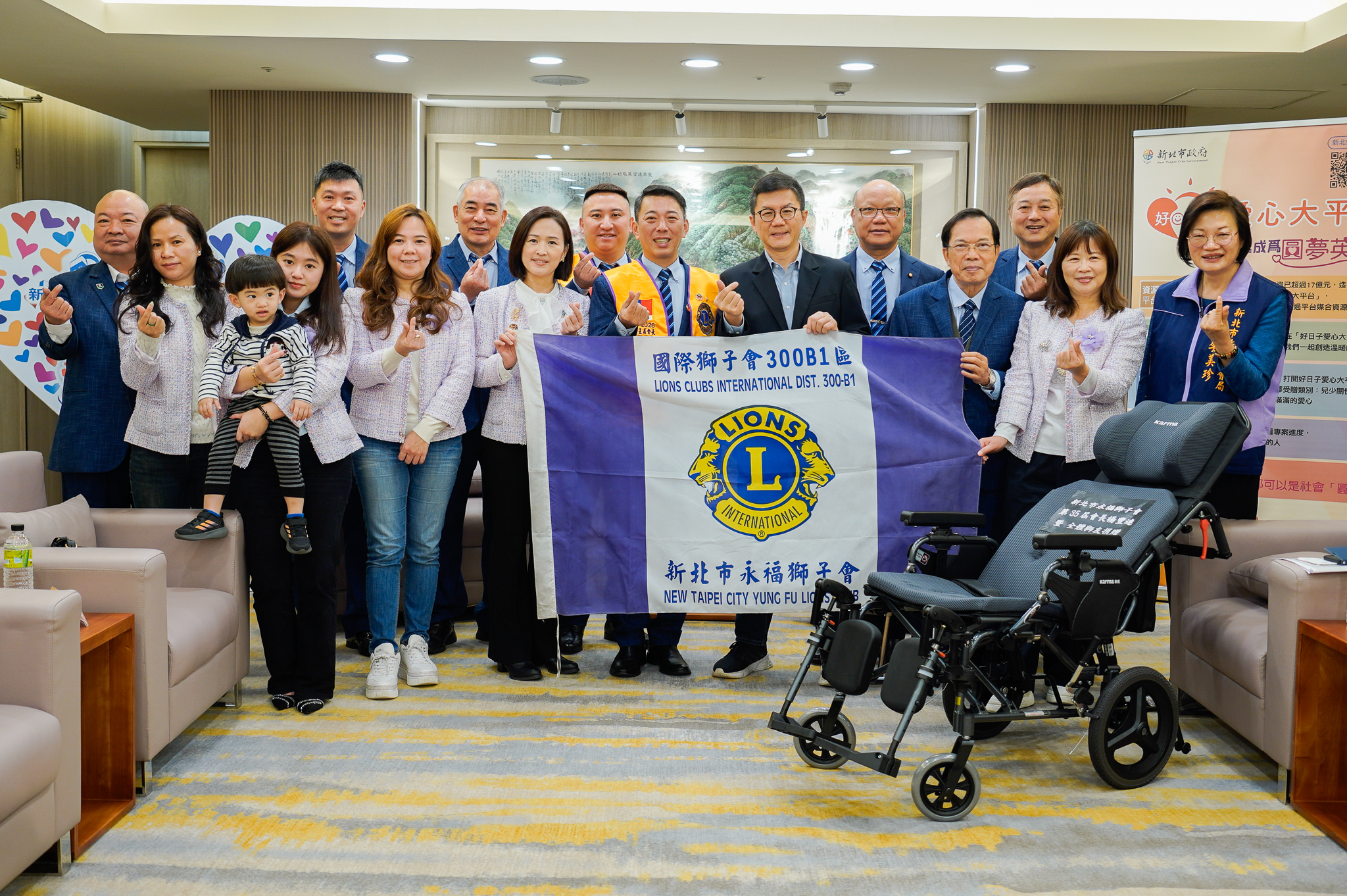  第35屆永福獅子會會員代表聯合捐贈35台伸展防滑仰躺高背輪椅