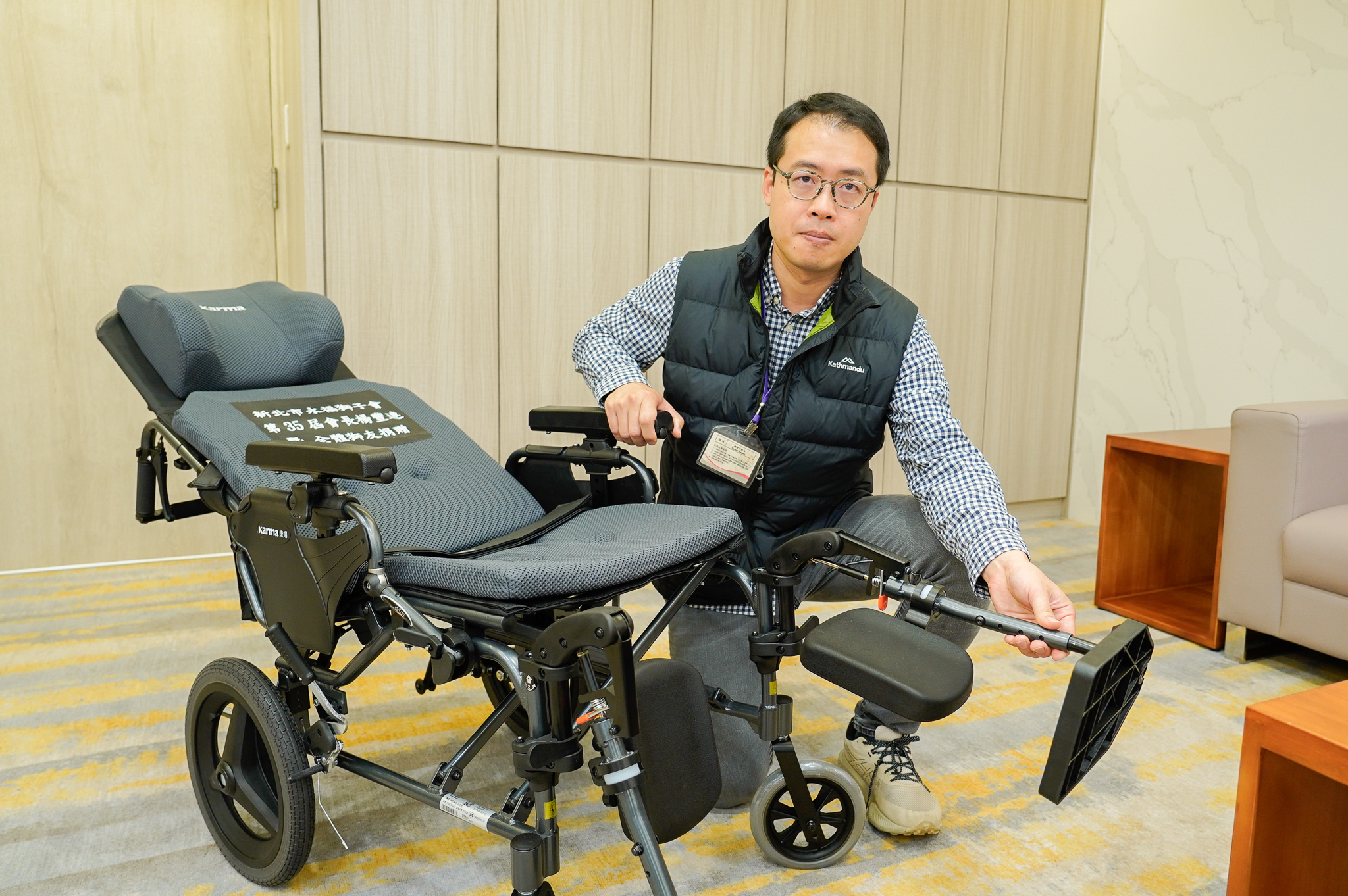 新北市輔具資源中心物理治療師徐麒晏表示，獲贈的高背輪椅可無段式仰躺，還有撥腳腳靠，更可拆卸扶手直接移位，方便特殊身障者。