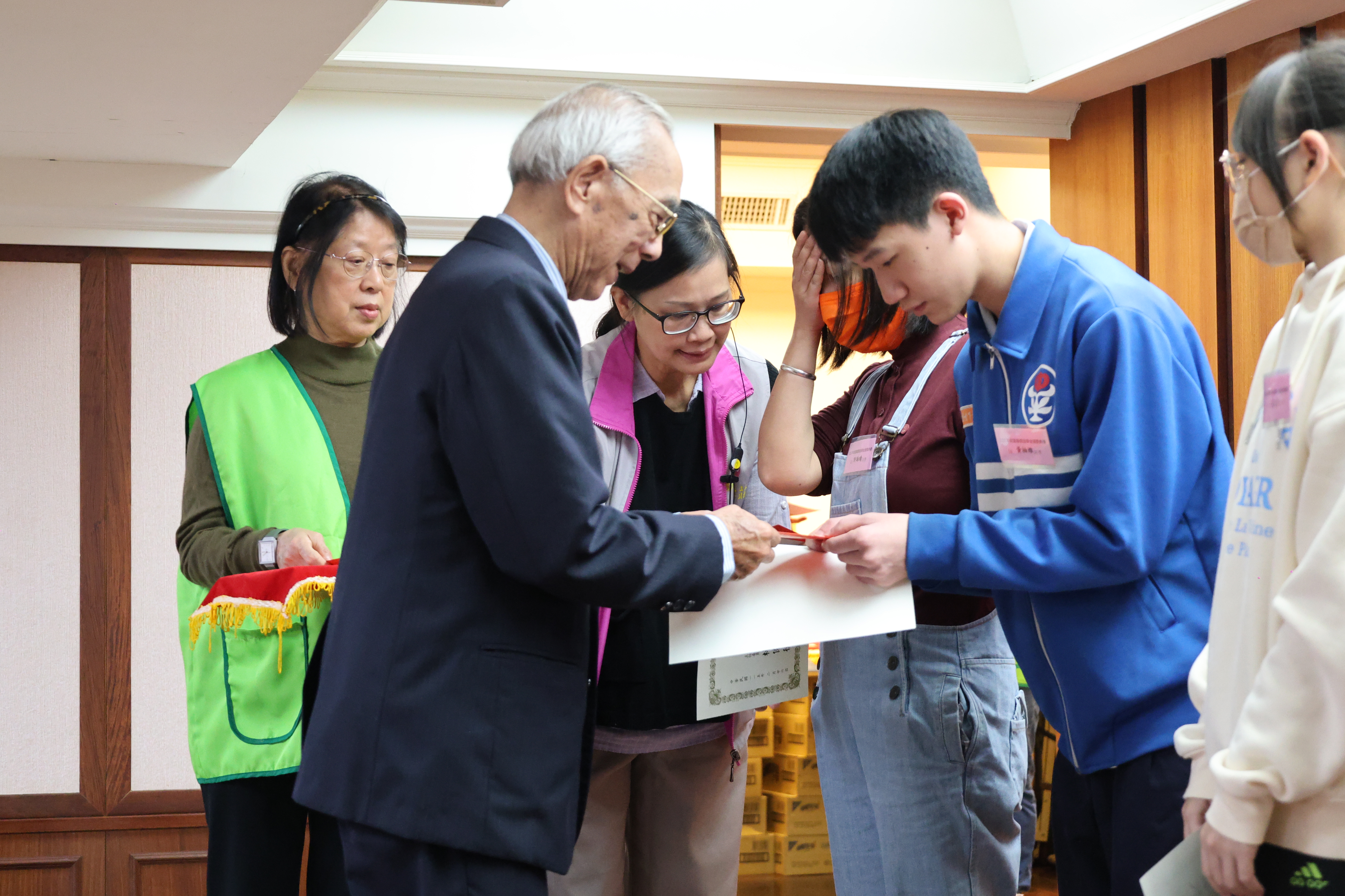 主委頒獎給獲獎同學