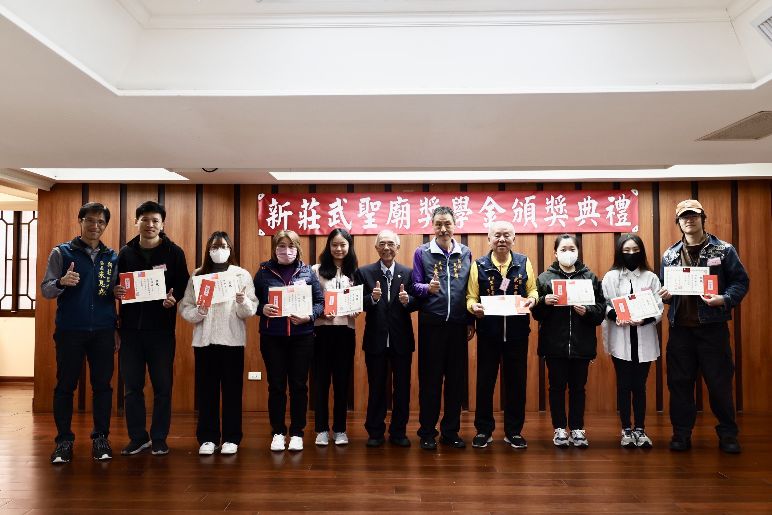 區長、主委與獲獎同學合照