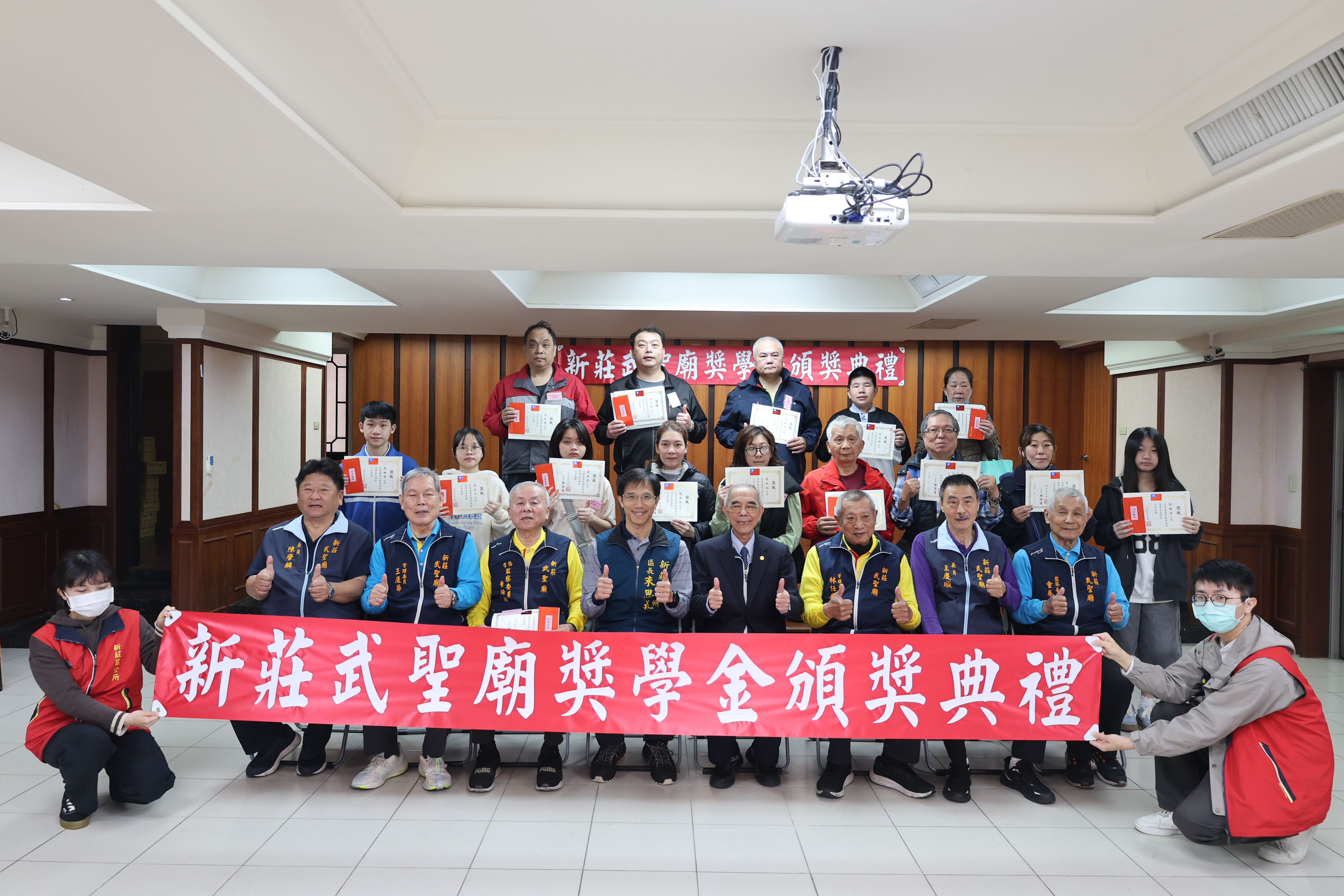 國中組與大專獎助組合影