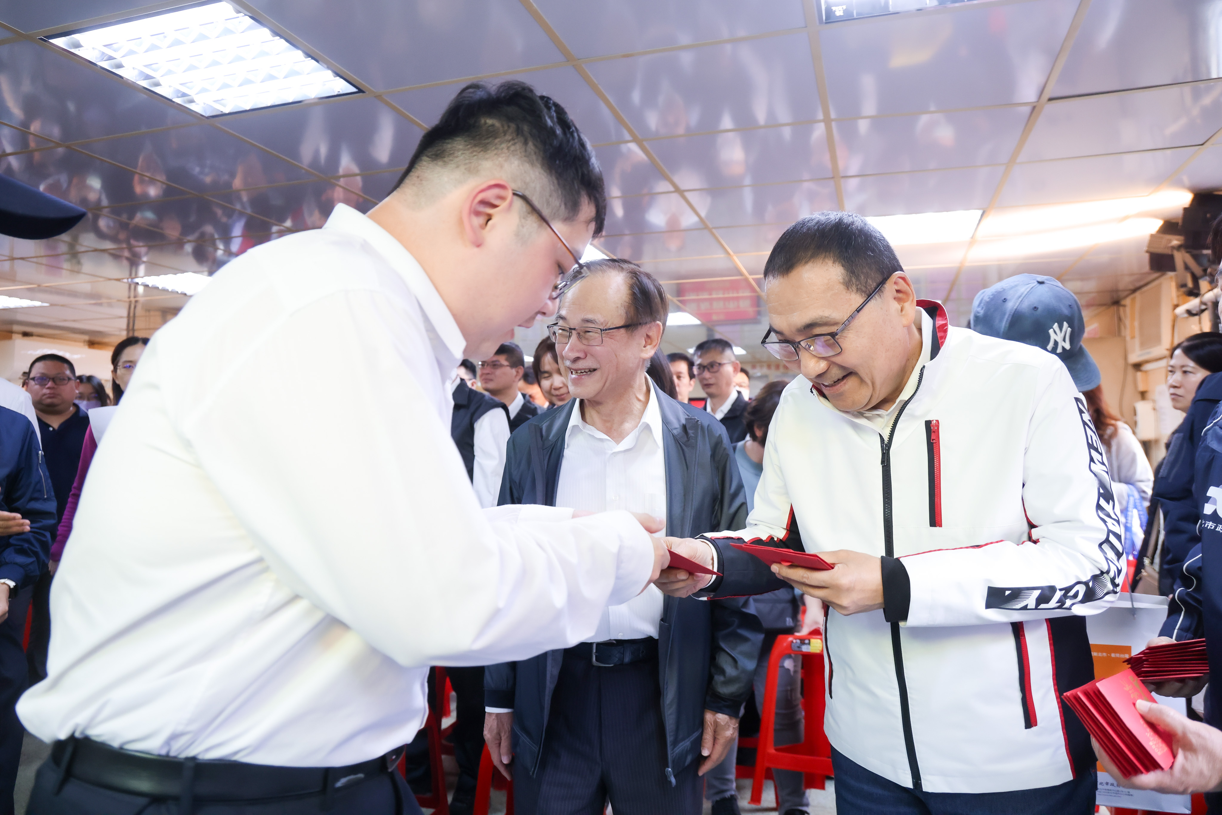 為滿足春節期間民眾旅運需求，新北市公共運輸服務不中斷。新北市長侯友宜今（26）日前往公車站慰問公車業者、駕駛長及從業人員，並致贈加菜金及發送馬年福袋。