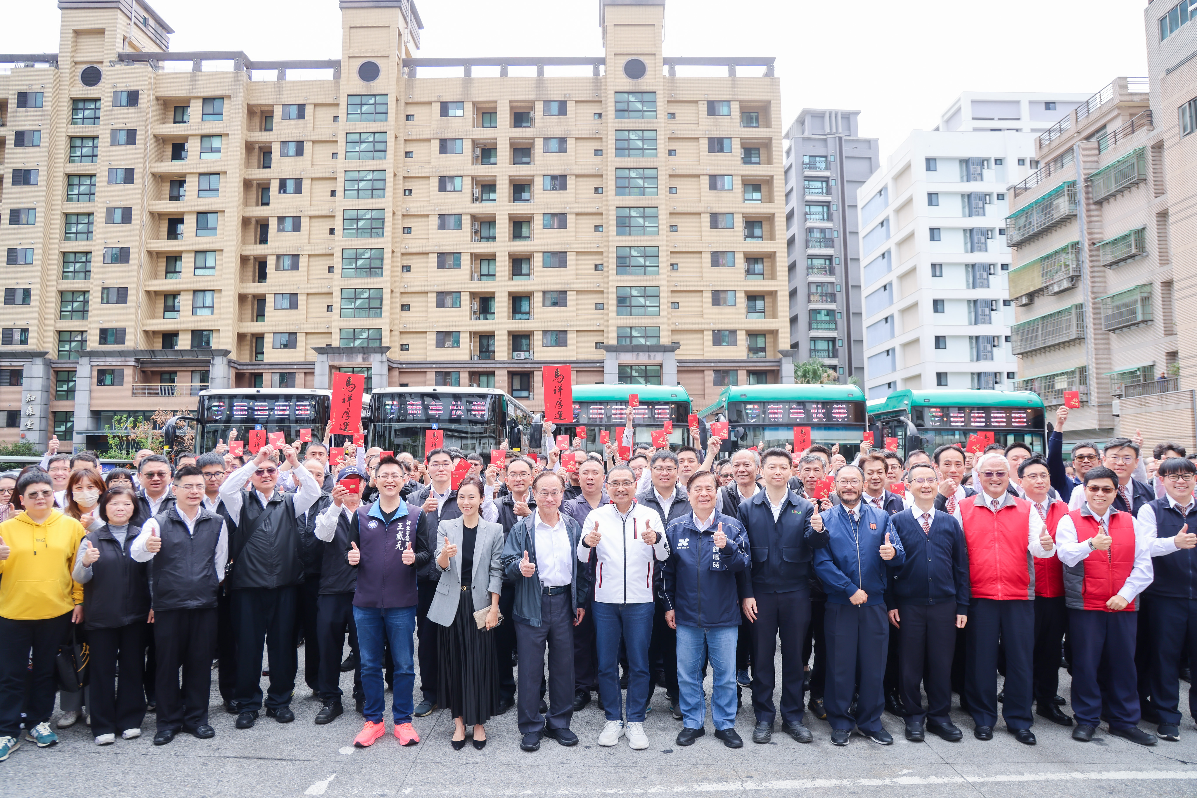 市府近年來持續透過提升薪資待遇，增加留才誘因；同時推動新北市公車全面電動化，建置智能站牌及候車亭設施，提升候車體驗，打造低碳、智能、永續的大眾運輸環境。