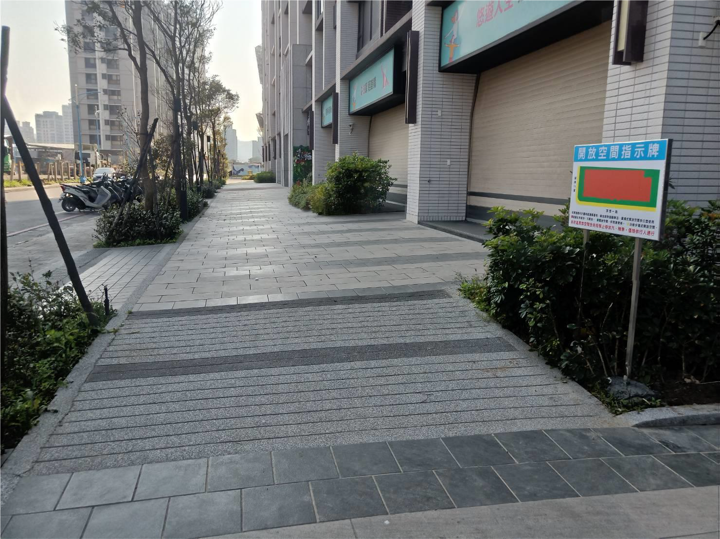 115年度公寓大廈共用部分維護修繕補助執行計畫，增加防火巷、臨道路側供公眾通行之外牆磁磚修繕等項目。圖為非補助修繕申請案，僅為示意圖。