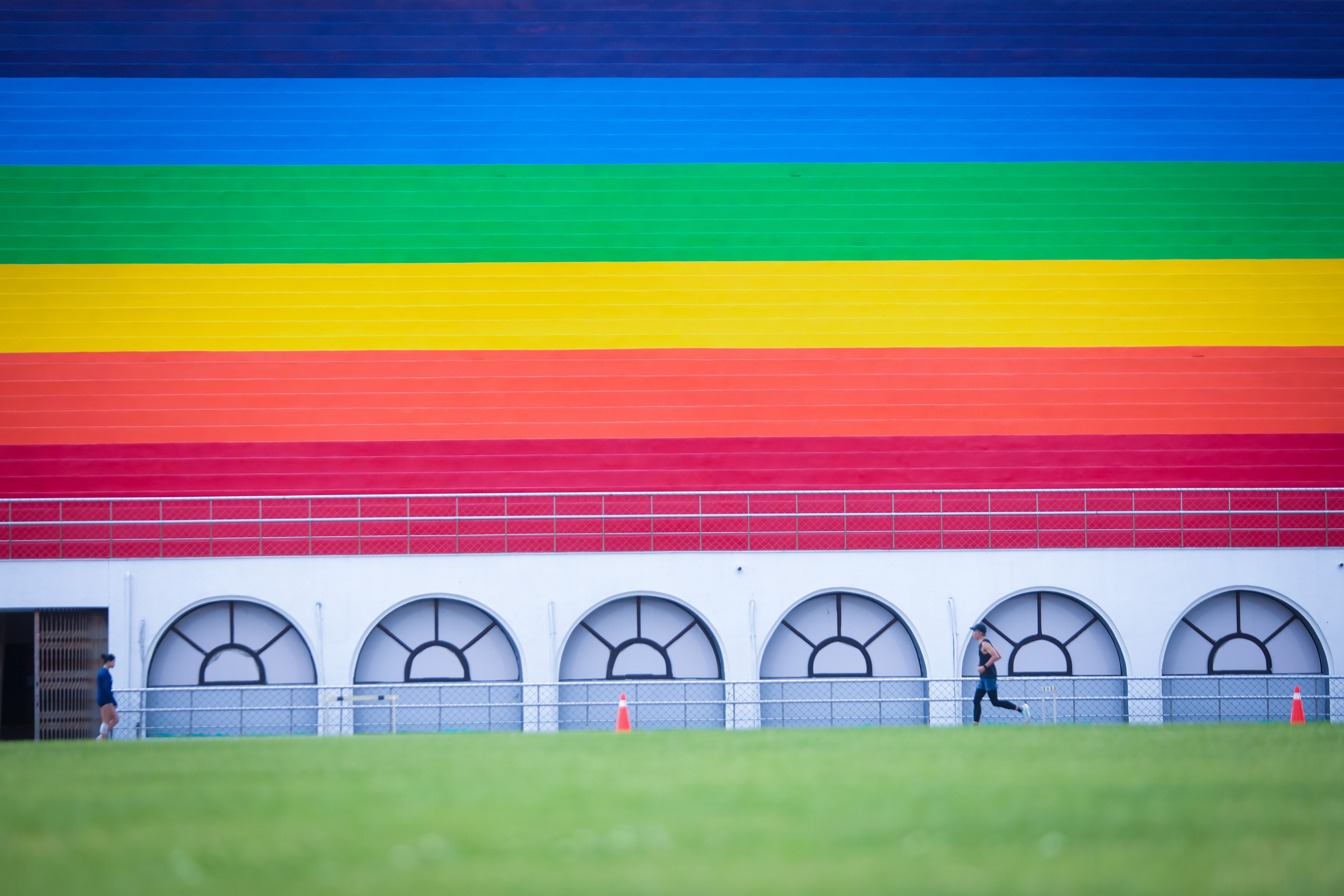 本次看臺翻新工程特別以「紅、橙、黃、綠、藍、紫」的彩虹色系來呈現，展現新北市長期以來對運動平權的提倡與重視