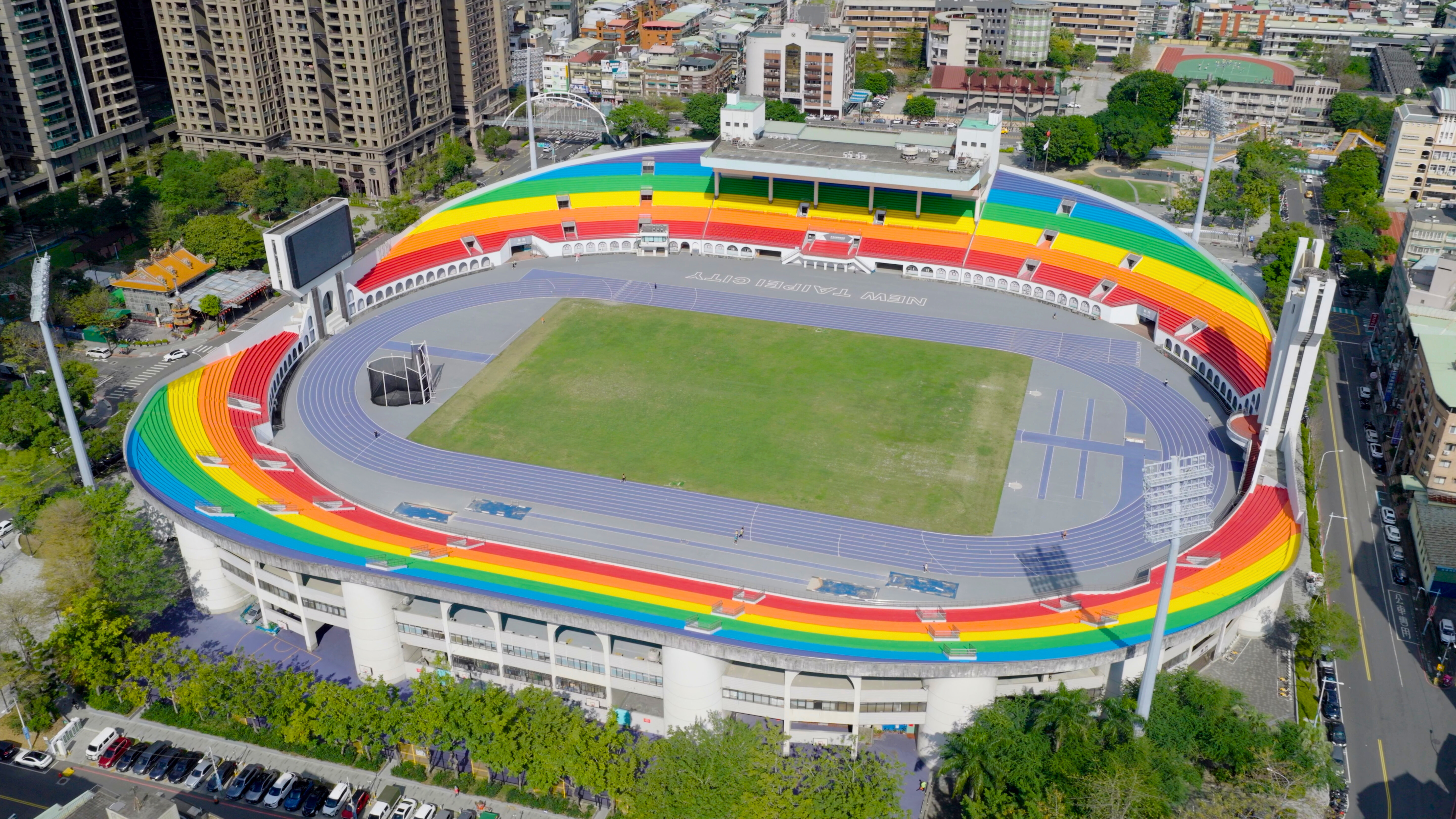 板橋體育場彩虹看臺整修新亮相 繽紛彩虹階梯超好拍