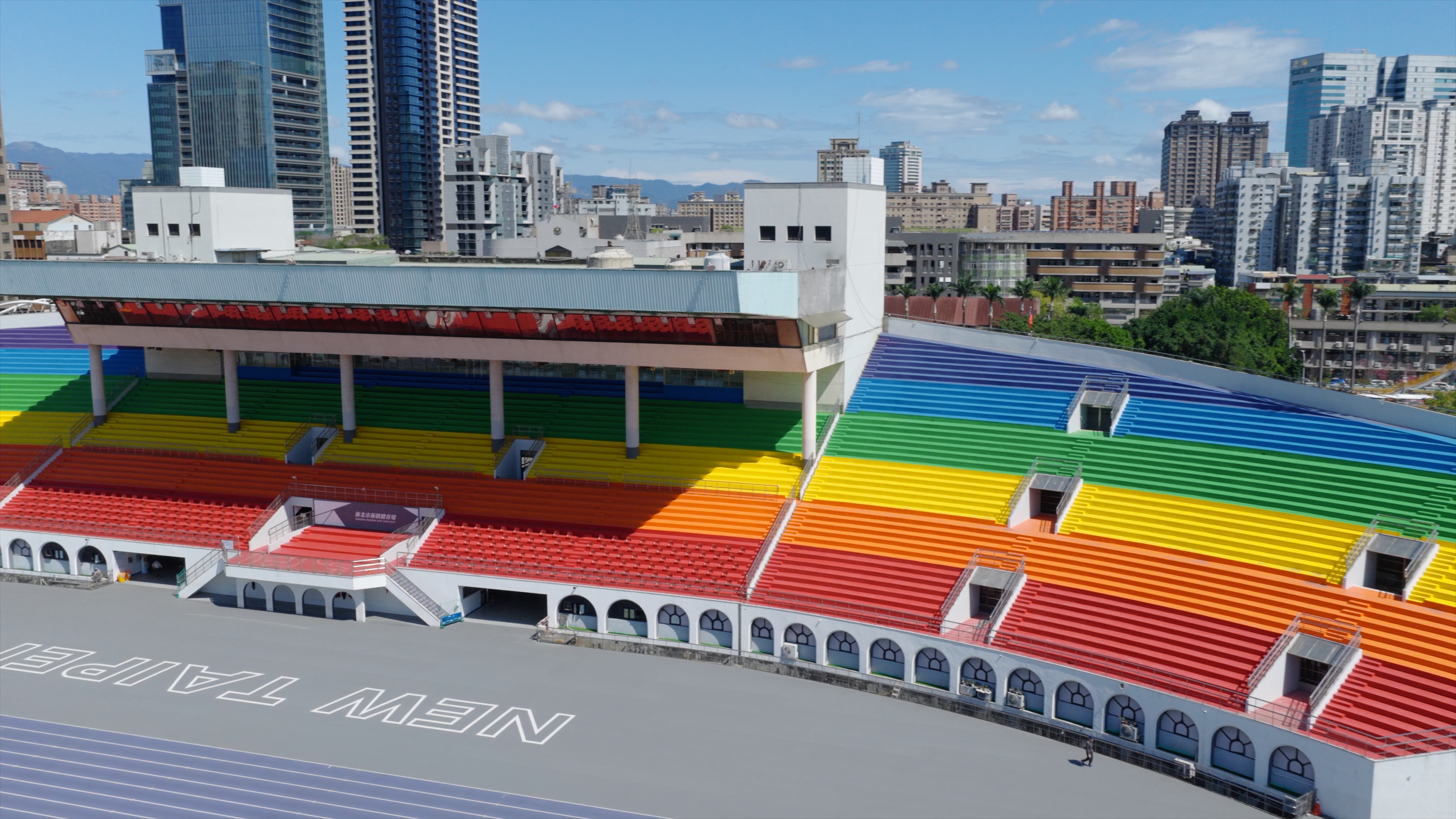  新北運動地標板橋體育場 超夢幻彩虹看臺整修開箱