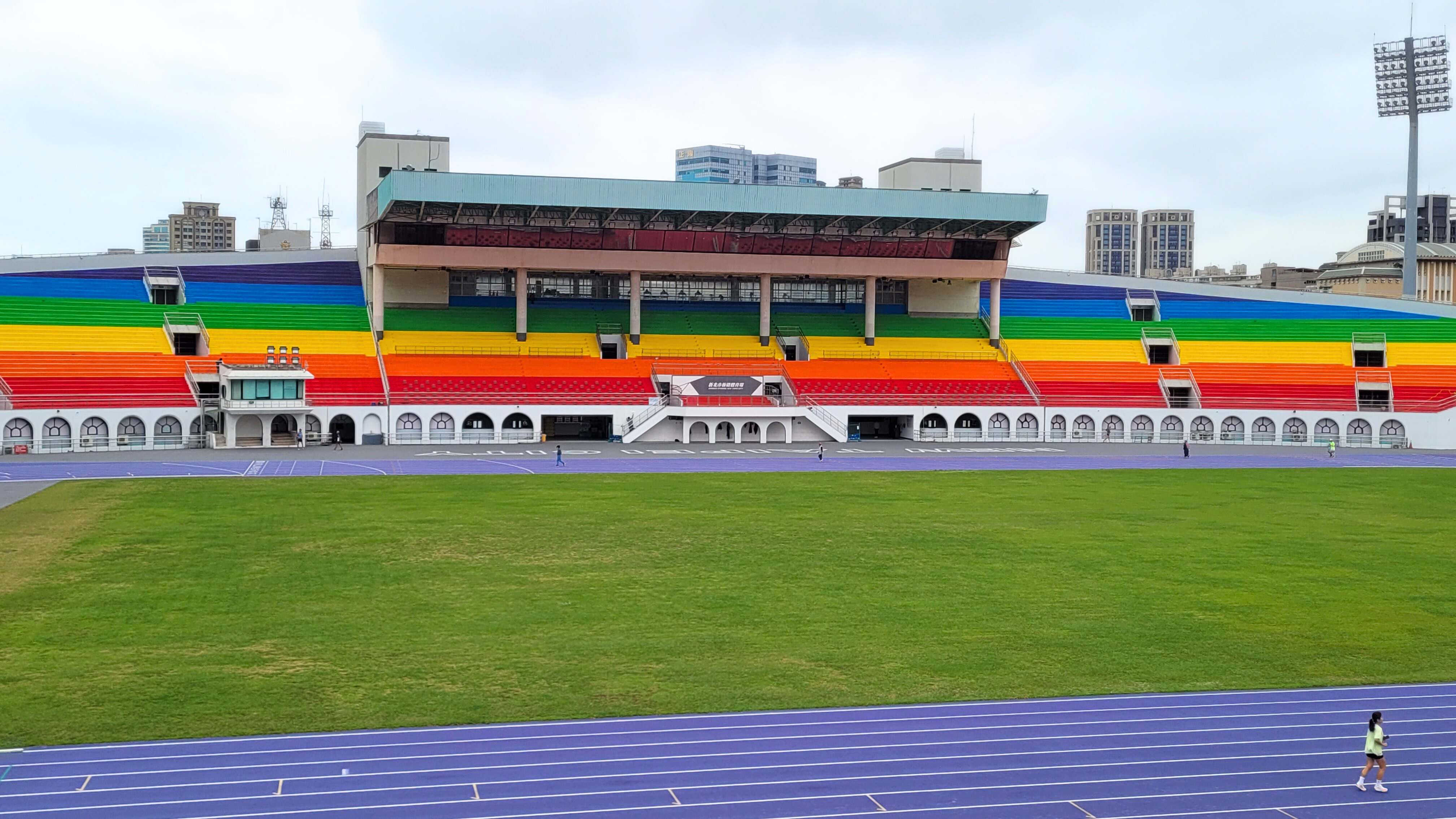  板橋體育場彩虹看臺整裝開箱 運動平權自然展現