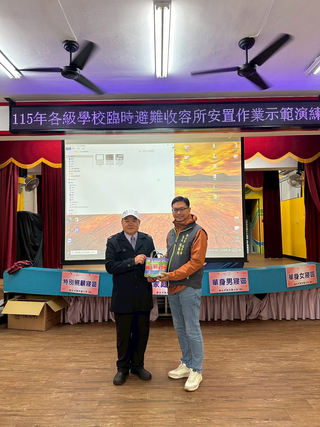 區長與校長一同合影