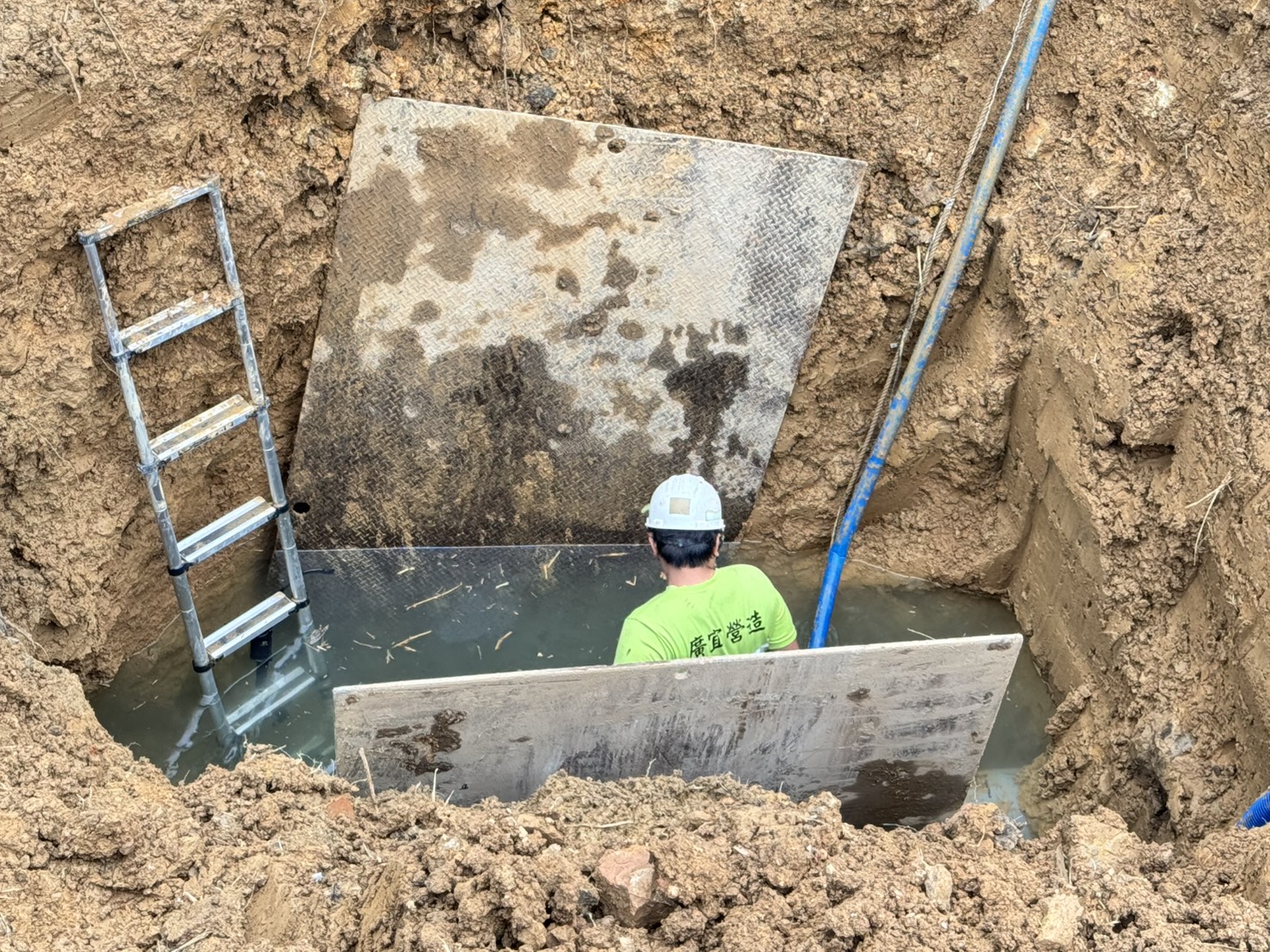 自來水公司搶救漏水情形