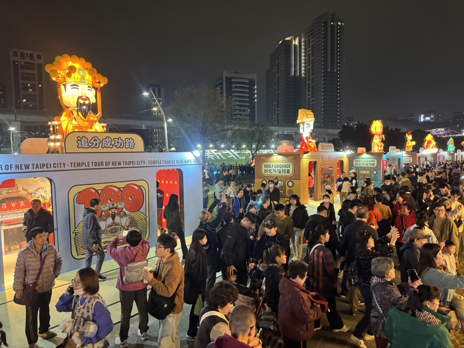 祈福列車強勢回歸新北燈會，吸引滿滿賞燈祈福人潮。