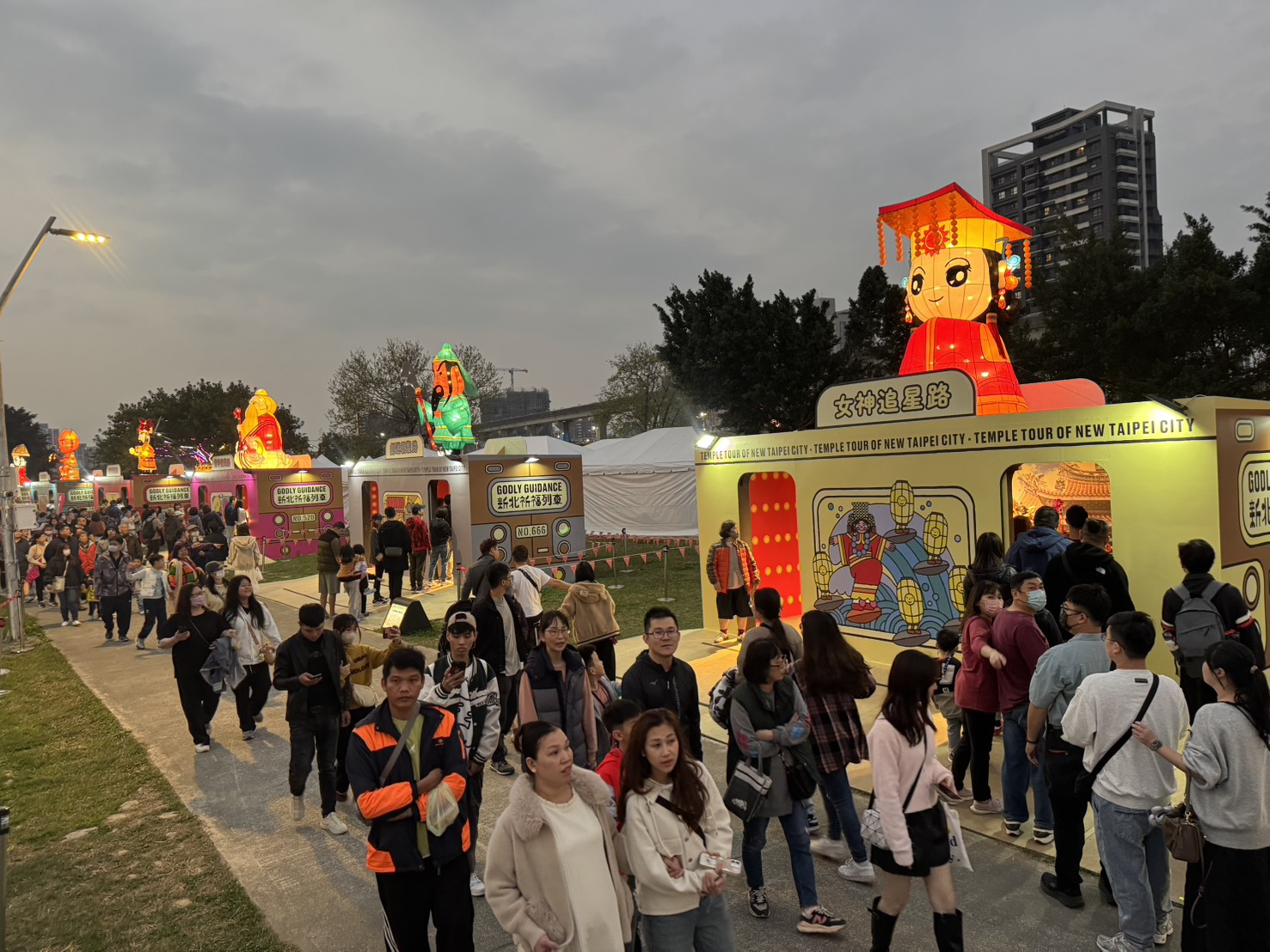 祈福列車強勢回歸新北燈會，吸引滿滿賞燈人潮。