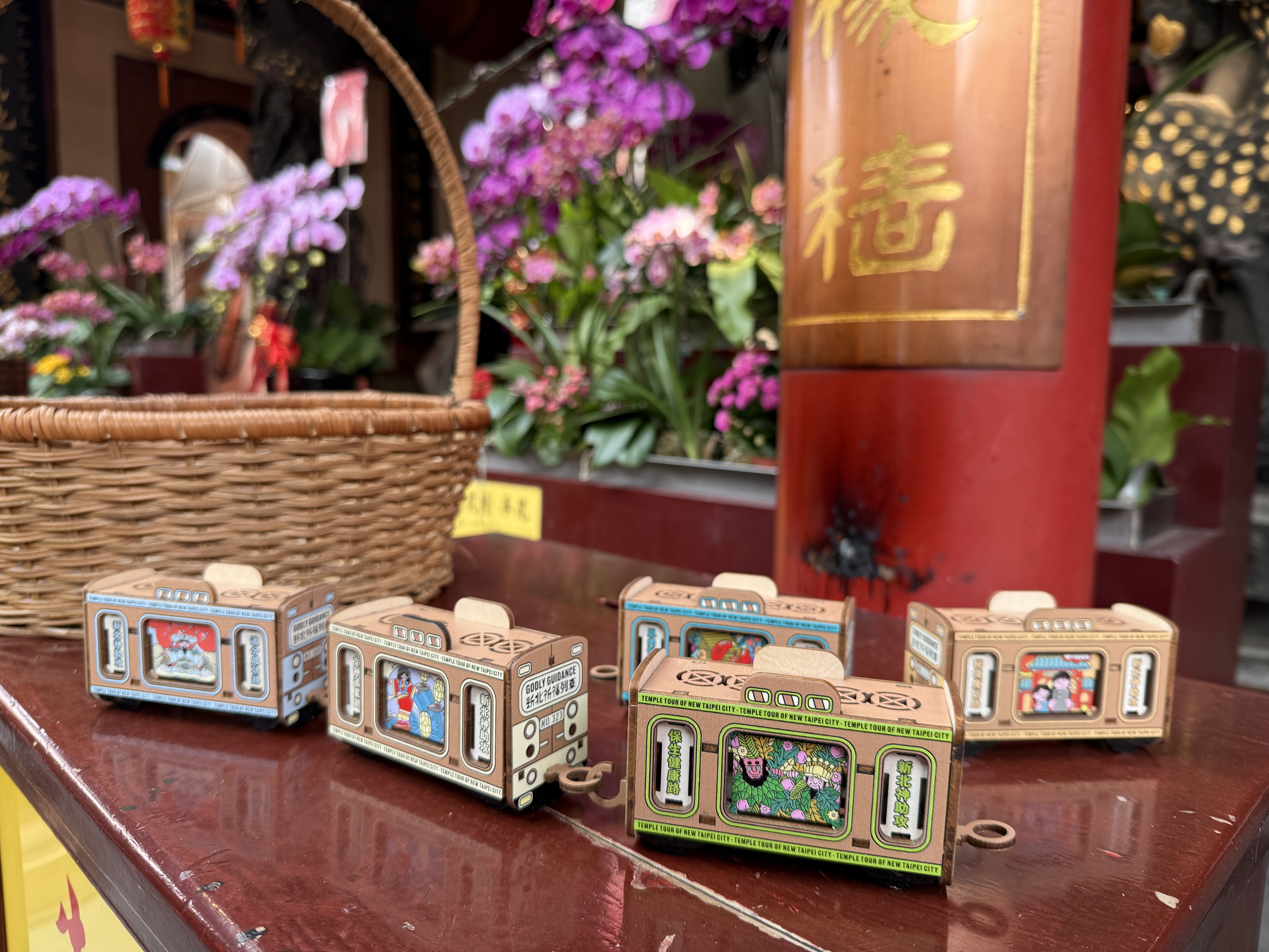 民政局特別加碼製作送出廣受好評的「祈福列車」文創品限量600份，祝福民眾願望成真。