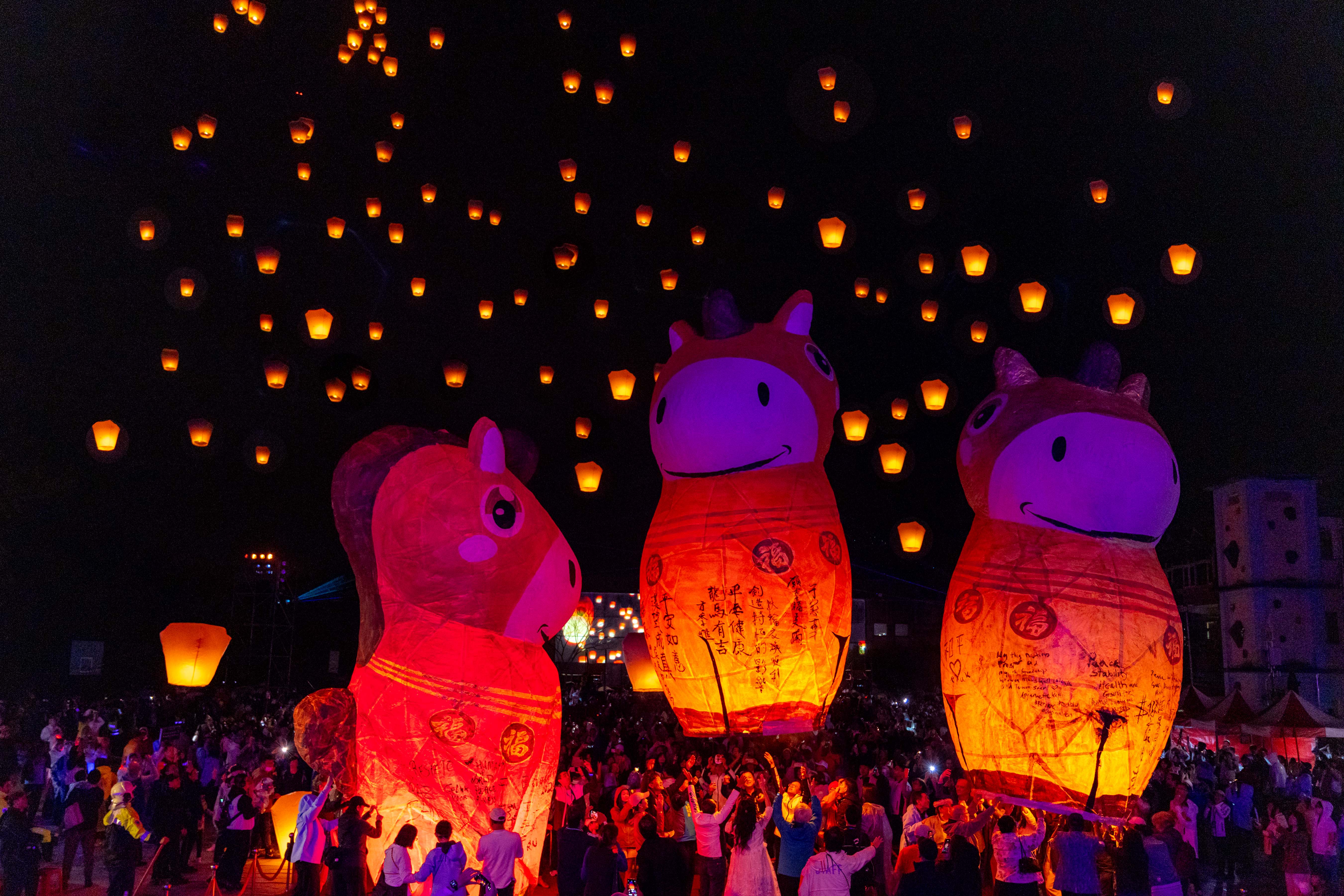 三盞福馬主燈冉冉升空代表驫字萬馬奔騰，祝福大家新的一年財源滾滾、福氣滿滿、大吉大利